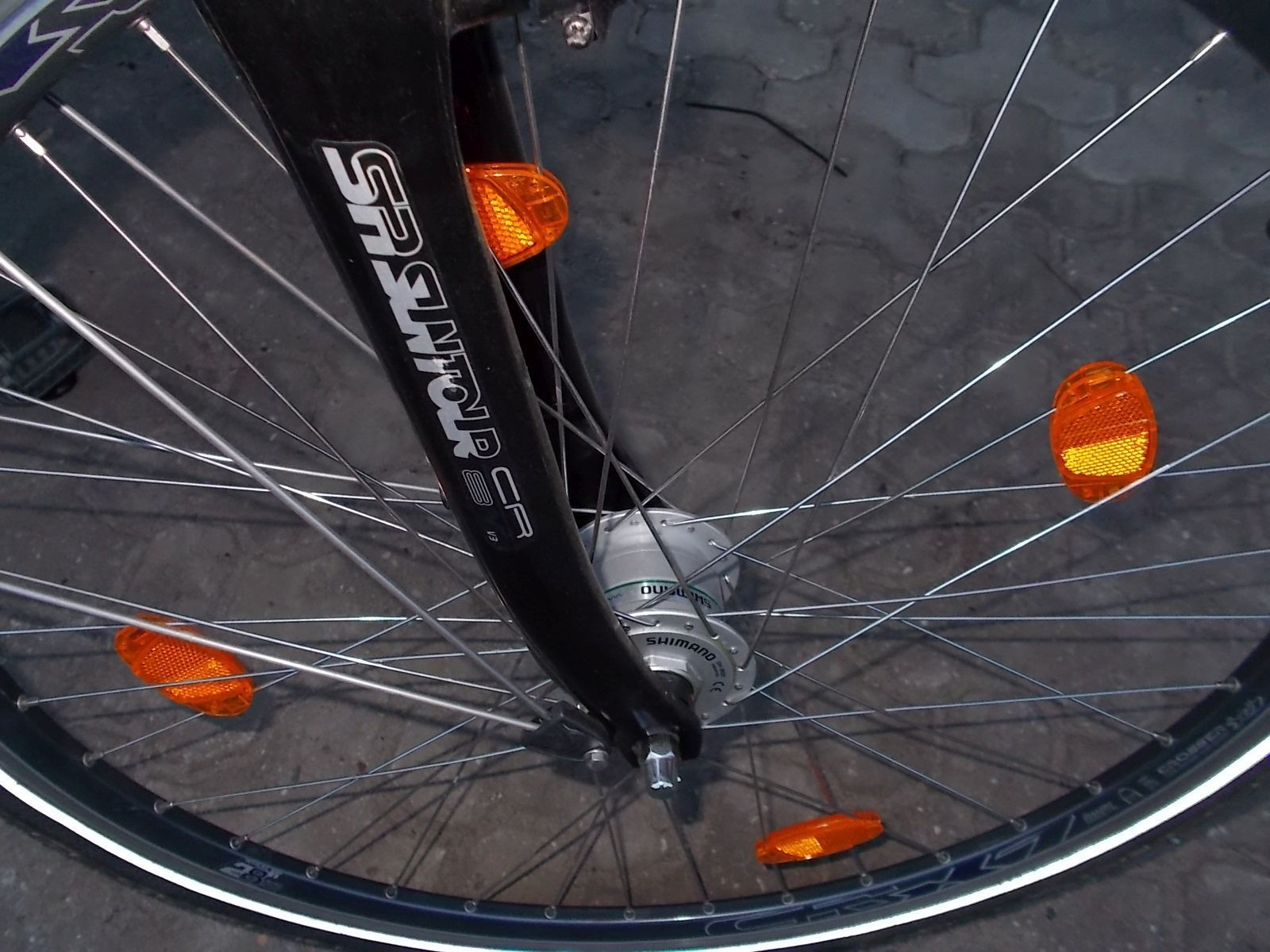 Verkehrsregeln auch für Radfahrer! Rücksicht und Vorausschau sind zwei Blickrichtungen, die einander nicht ausschließen sollten.