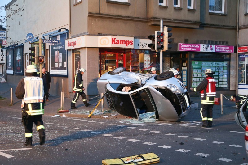 Der VW EOS blieb nach dem Zusammenstoß schließlich auf der Seite liegen.
