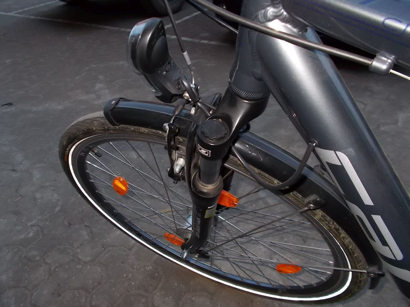 Verkehrsregeln auch für Radfahrer! Rücksicht und Vorausschau sind zwei Blickrichtungen, die einander nicht ausschließen sollten.