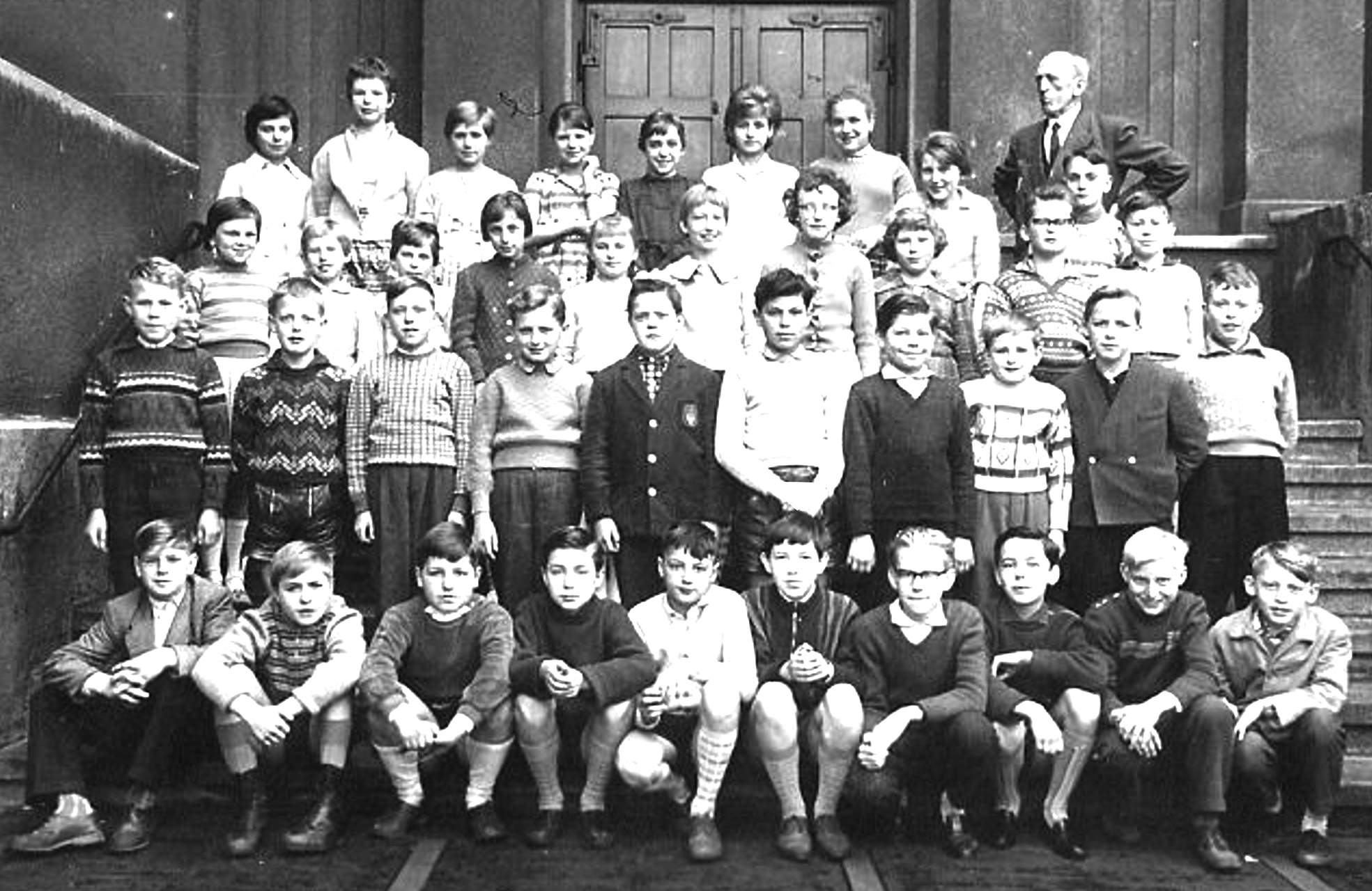 Die Klasse 1960 mit Lehrer Thomas. Wer erkennt sich wieder?