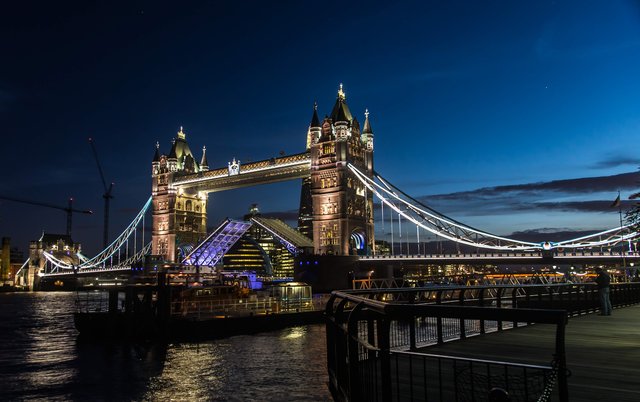 Dieses Foto von der nächtlichen Tower Bridge in London hängt auch in Georg Rinnebergs Büro. | Foto: Georg Rinneberg