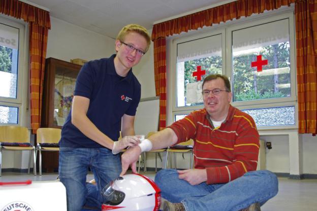 DRK-Ausbilder Stefan Kahnert mit DRK-Chef Thorsten Junker (v.l.)