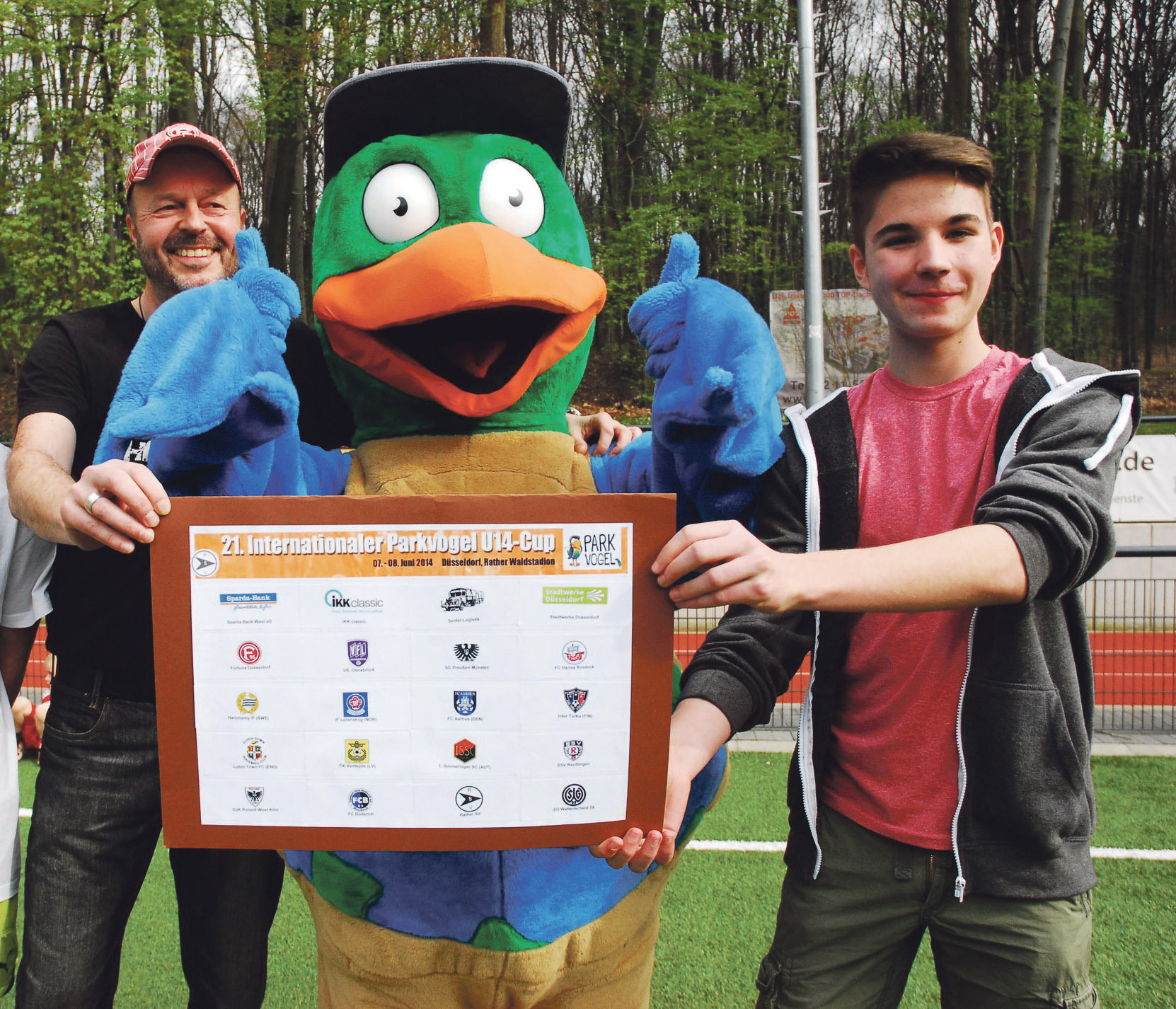 Armin Herzig, Maskottchen Paul Parkvogel und Paul Ahlers präsentieren die Turnier-Gruppen.