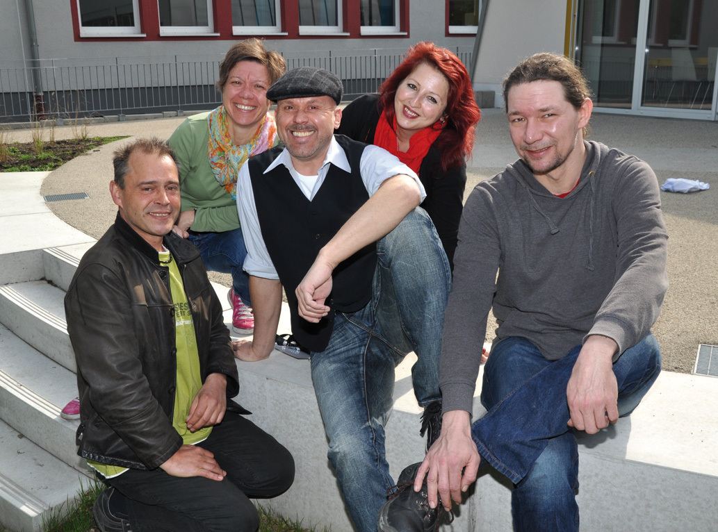 Halten zu Ostern neben den Klassikern Eierfärben und Eiersuchen auch einige Überraschungen für die jungen Gladbecker bereit: (v. l.) Andreas Reichel (BBzB), Kerstin Franzke (Jugendförderung), Hartmut Schulz (KARO) sowie Eva Nowicki und Jochen Valtink (beide BBzB).