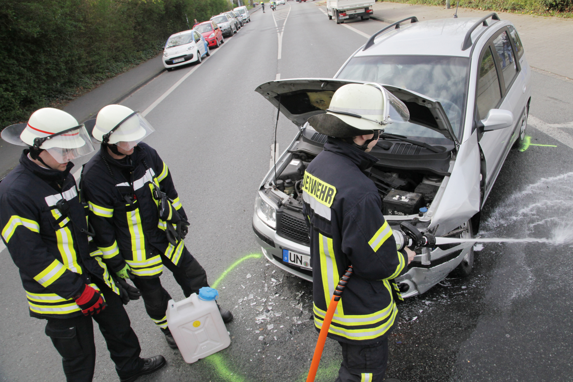 Die Feuerwehr reinigte nach dem Unfall die Fahrbahn.