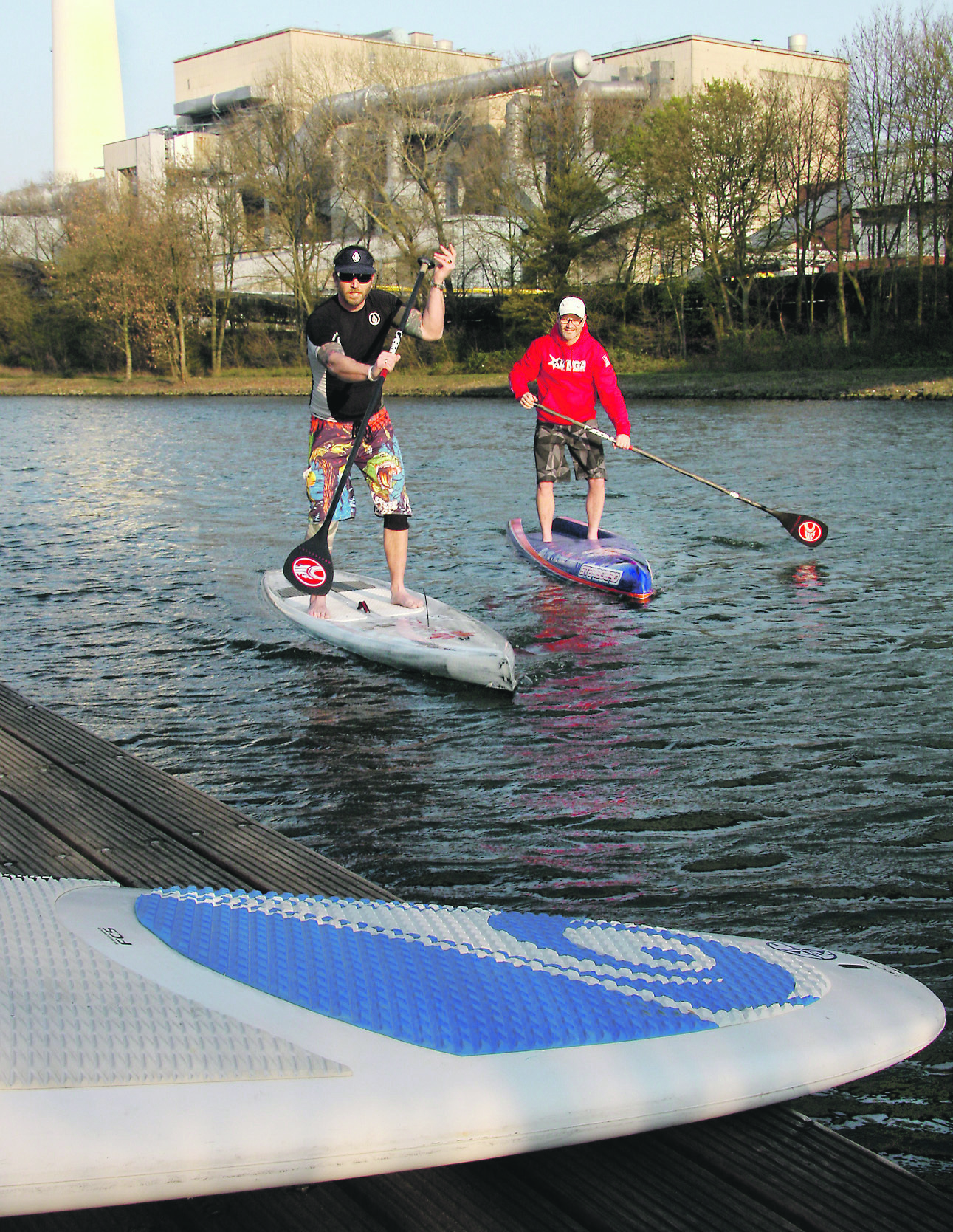 Ein Stück Lifestyle auf dem Wasser genießen Sascha Lemke (li.) und Thorsten Schmidt.
Denn die beiden haben das Stand-Up-Paddling für sich entdeckt. Der Trendsport wird auch bei uns immer populärer. Alle Fotos: A. Thiele