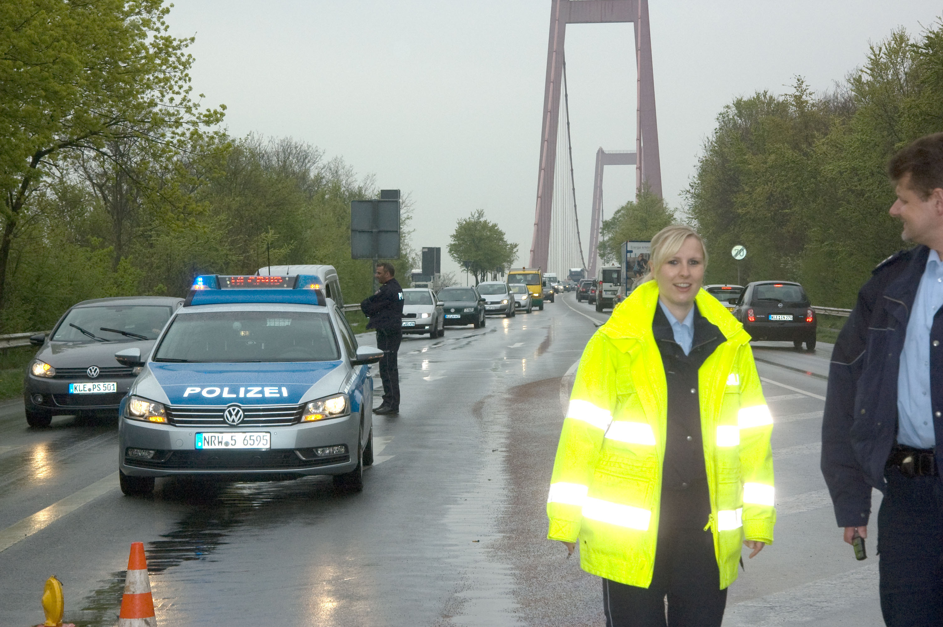 Die Polizei regelte den Verkehr auf der B 220. Fotos: Jörg Terbrüggen