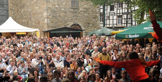 Wenn in diesem Jahr vom 30. Mai bis 1. Juni das Wetter stimmt, was sicherlich alle hoffen, dann wird es beim 40. Hattinger Altstadtfest wieder genauso voll sein vor den vier Bühnen - hier die am Kirchplatz - wie auf diesem Foto.