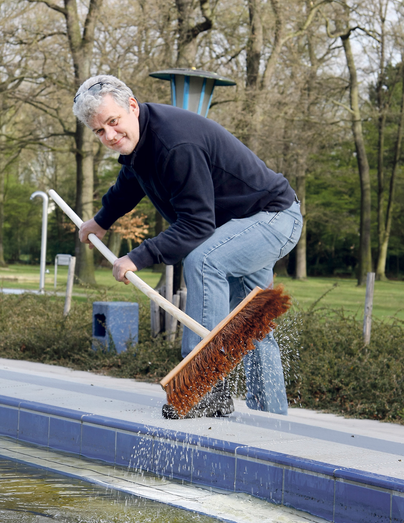 Bis zum Saisonbeginn steht für Bäderleiter Heinz-Robert Schäfer und seine Mitarbeiter noch eine Menge Arbeit an. Foto: Thiele