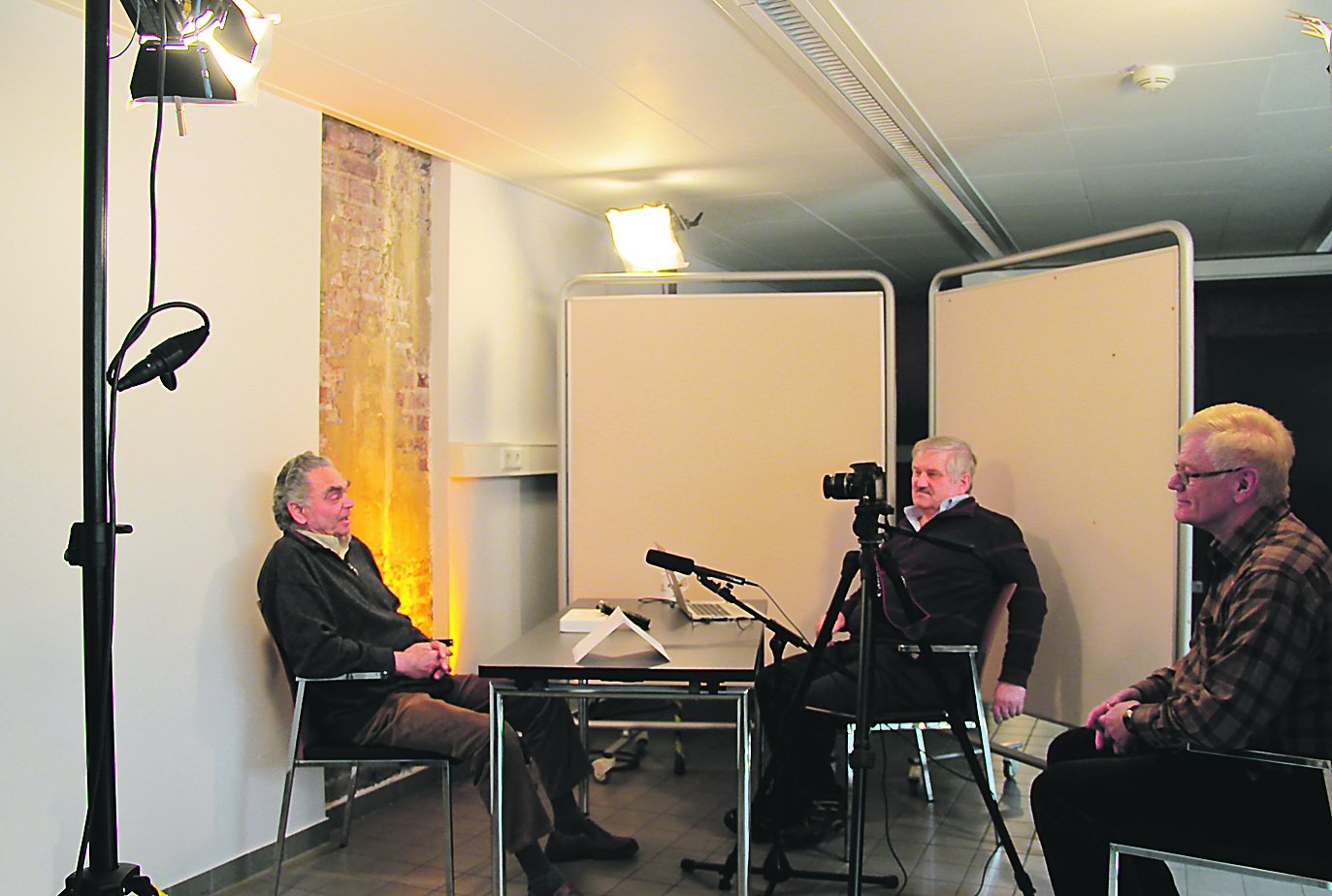 Max Schwarz (78, links) war früher Kranführer in der Stahlgießerei auf der Henrichshütte. Für die Nachwelt und die beiden „Interviewer“ (v.l.) Udo Böhm und Helmut Helling erzählt er aus seinem (Arbeits-)Leben. Foto: Römer