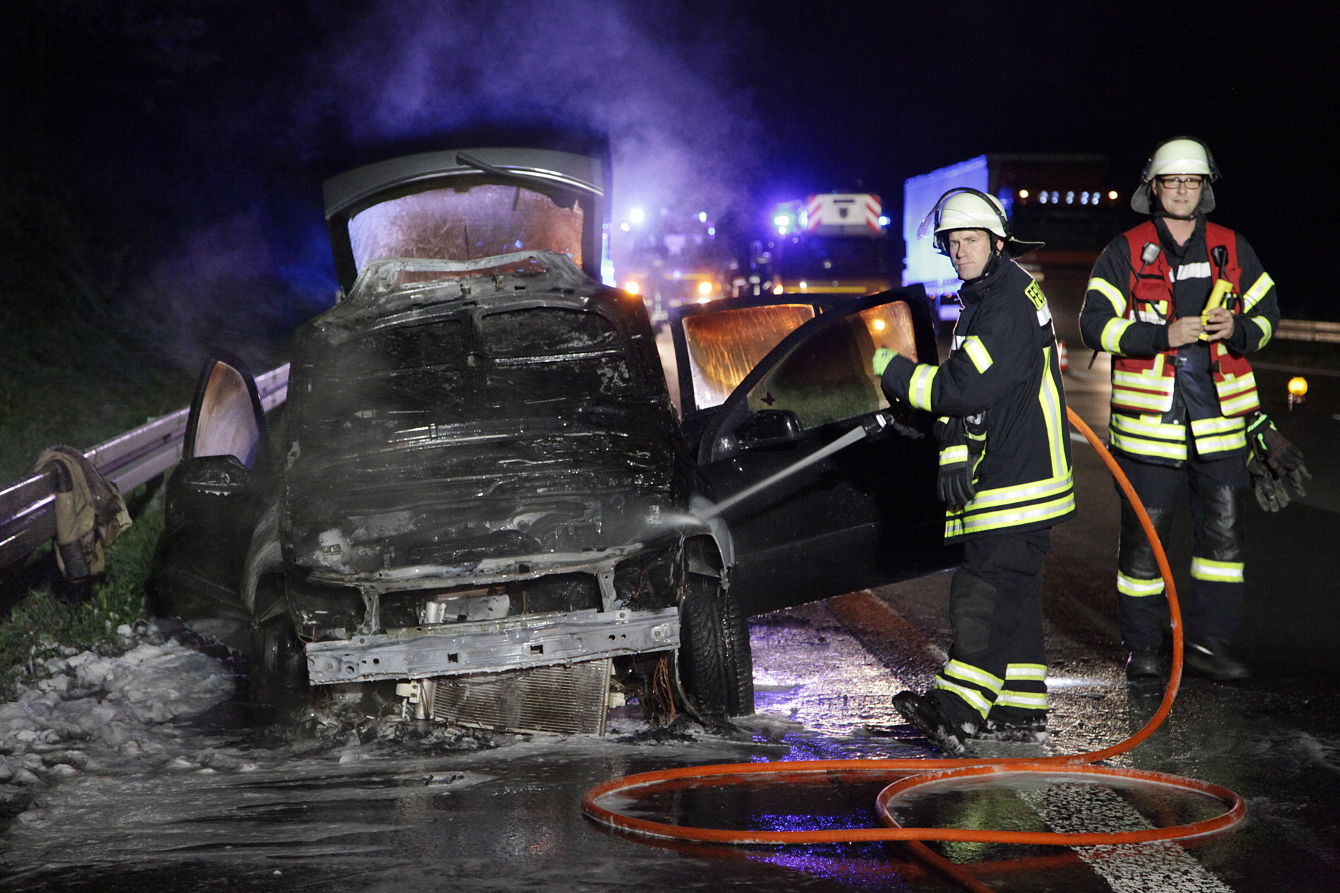 Das Feuer zerstörte den Wagen trotz des schnellen Einsatzes der Feuerwehr.