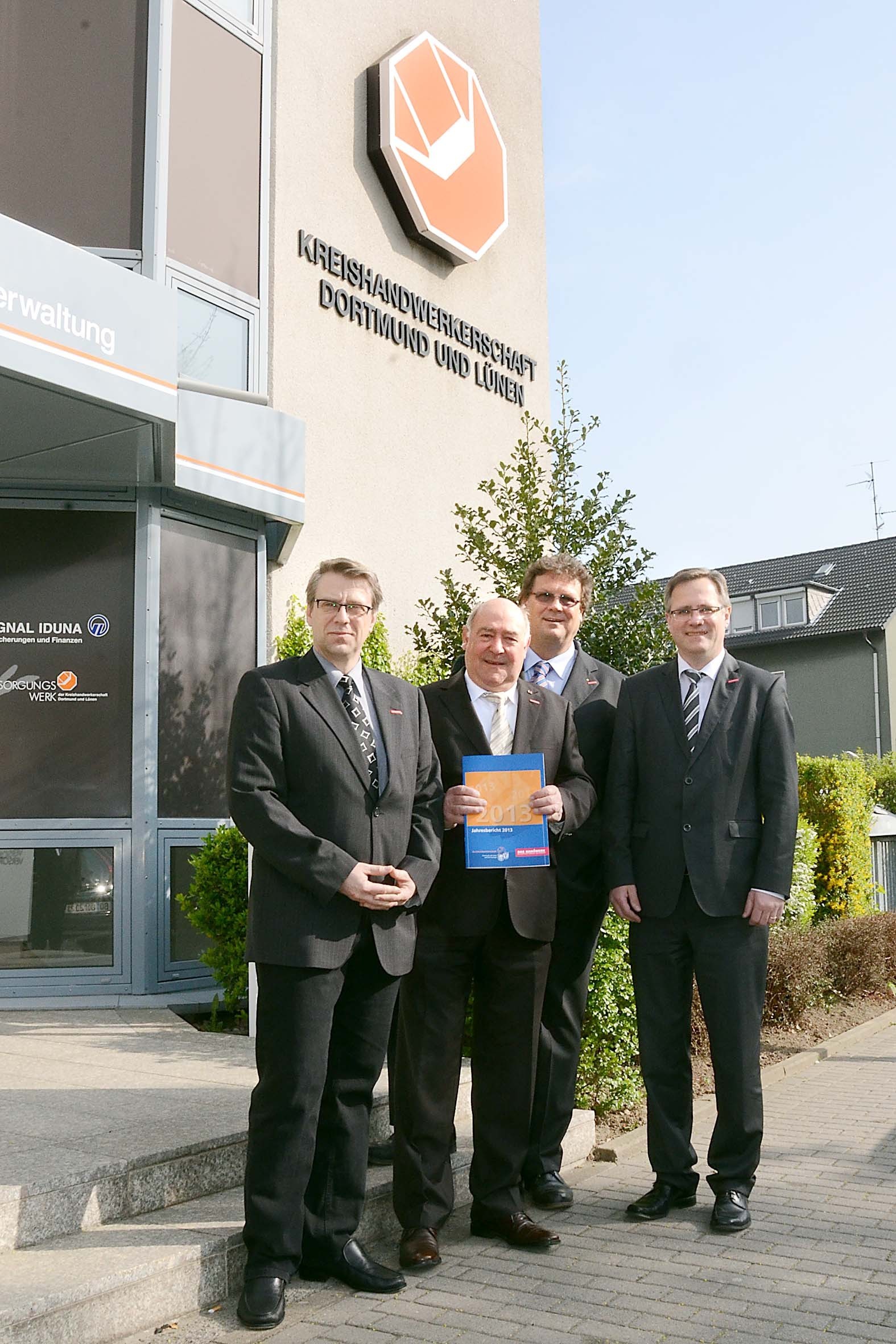Zuversichtlich blicken (v.l.) der stellvertretende Kreishandwerksmeister Christian Sprenger, Kreishandwerksmeister Peter Burmann, Stadthandwerksmeister Lünen Erik Pamp und Geschäftsführer Joachim Susewind auf 2014.