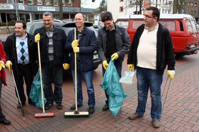 Gruppe der DITIB Gemeinde beim Besentag in Waltrop