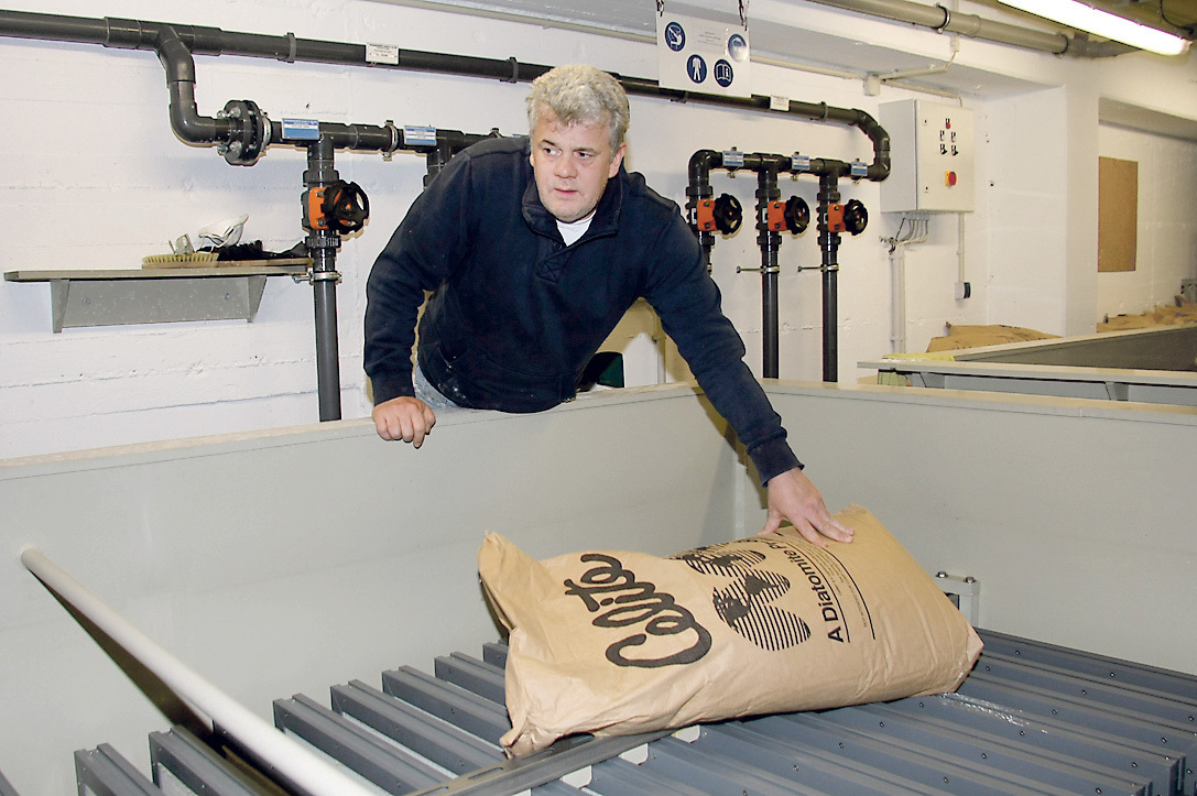 Noch sind die beiden Filter im Technikraum des Parkbad Nords leer, aber bald wird Heinz-Robert Schäfer sie mit Wasser sowie Filtermaterial aus abgestorbener Kieselalge füllen. Foto: Thiele