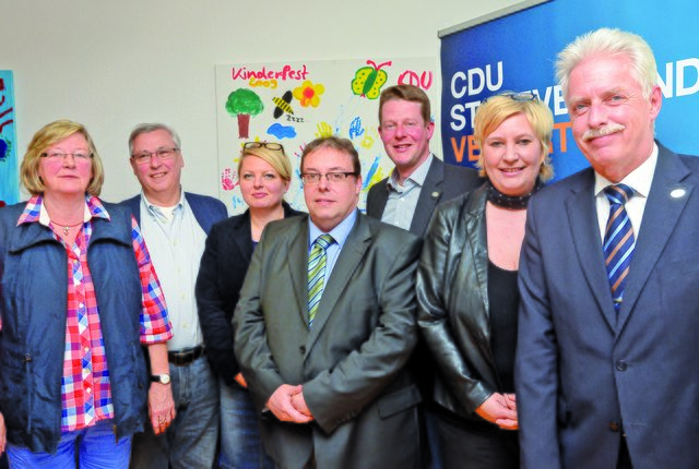 Mit dem  „Zugpferd“  Landrat Thomas Hendele (rechts) gehen die sechs Velberter  CDU-Kandidaten für den Kreistag selbstbewusst in die anstehende Kommunalwahl (von links): Sybille Schettgen,  Bernd Tondorf, Carola Rotert, Torsten Cleve, Marc  Kammann und Alexandra Gräber.Foto: Bangert