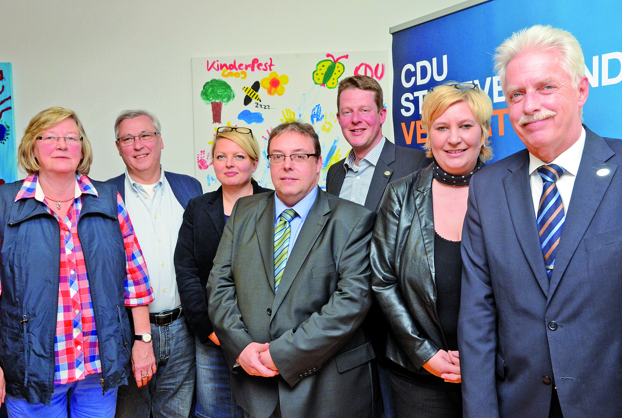 Mit dem „Zugpferd“ Landrat Thomas Hendele (rechts) gehen die sechs Velberter CDU-Kandidaten für den Kreistag selbstbewusst in die anstehende Kommunalwahl (von links): Sybille Schettgen, Bernd Tondorf, Carola Rotert, Torsten Cleve, Marc Kammann und Alexandra Gräber.Foto: Bangert