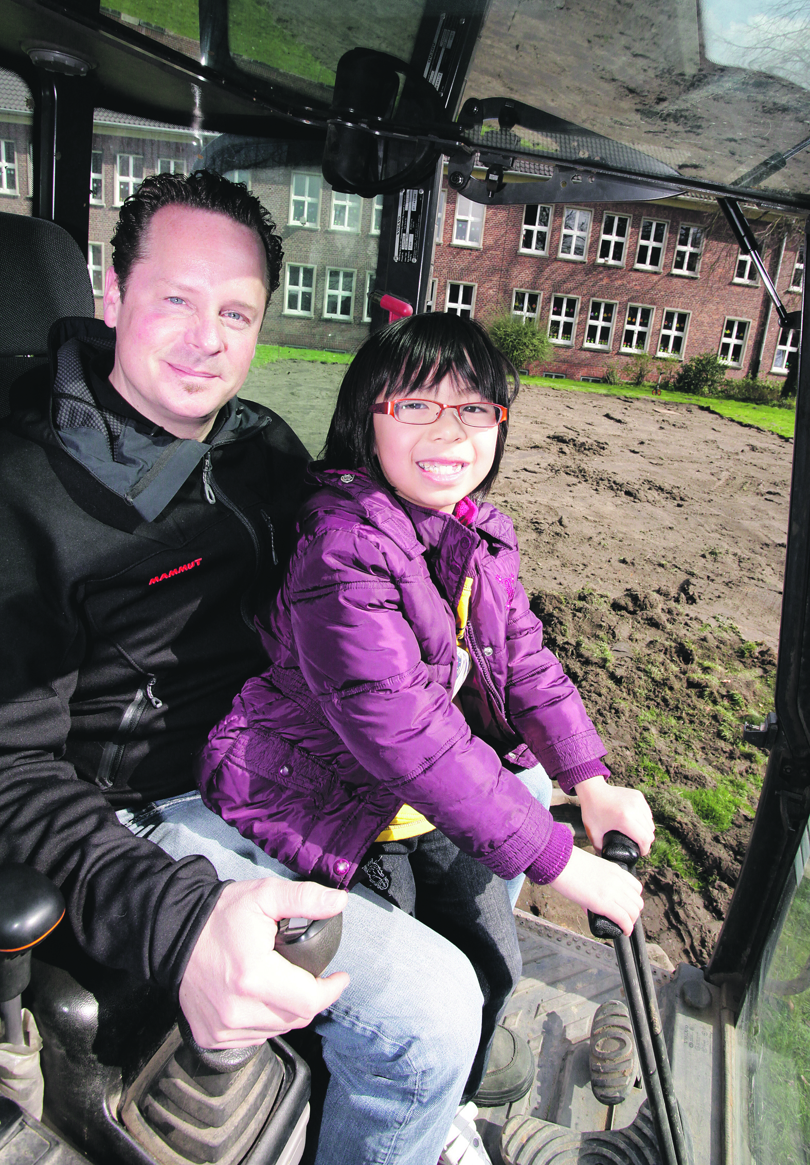 Lars Stammkötter, Landschaftsgärtner und Papa, sorgte mit einem Kollegen dafür, dass die ersten groben Arbeiten erledigt wurden. Xin aus der ersten Klasse durfte mitfahren.