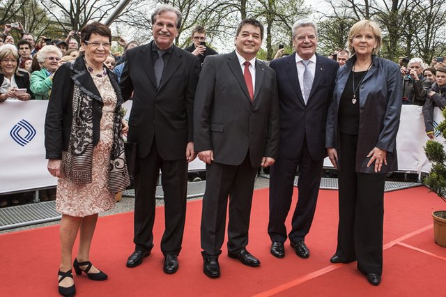 Auf den Weg zur Grimme-Preis-Gala: Institutsleiter Uwe Kamman, Bürgermeister Werner Arndt, Bundespräsident Joachim Gauck und Ministerpräsidentin Hannelore Kraft. | Foto: Michael Neuhaus