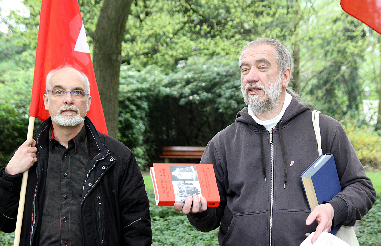 LINKEN-Kreissprecher Günter Blocks und DKP-Kreisvorsitzender Jörg Wingold beim Gedenken an die Gefallenen der Roten Ruhrarmee