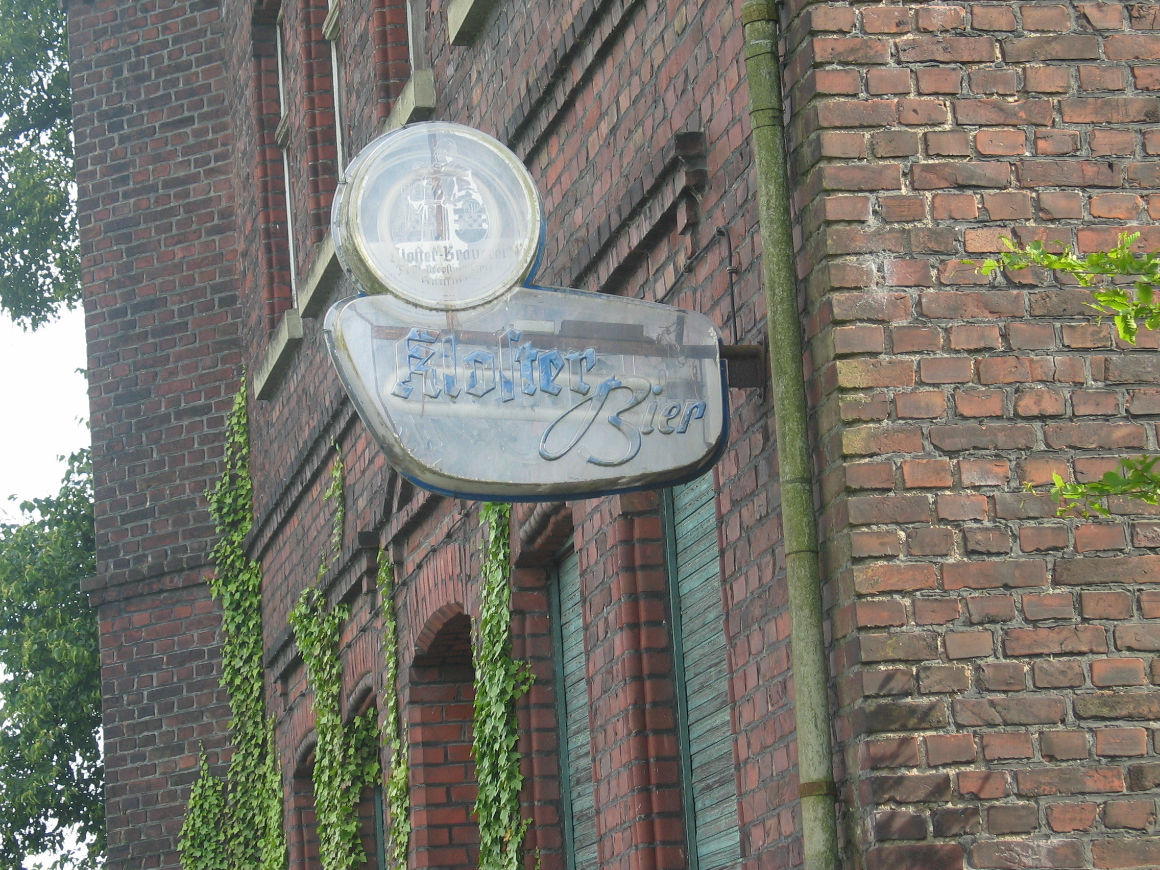 verwitterte Leuchtreklame "Kloster Bier"