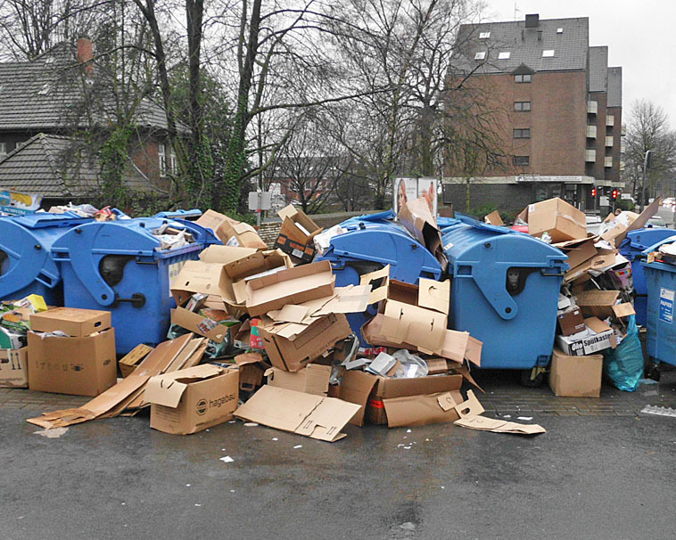 Ostern 2014 soll sich dieses Bild nicht wiederholen, daher zieht der ZBG über die Feiertage die Papiercontainer an der Wilhelmstraße ab.