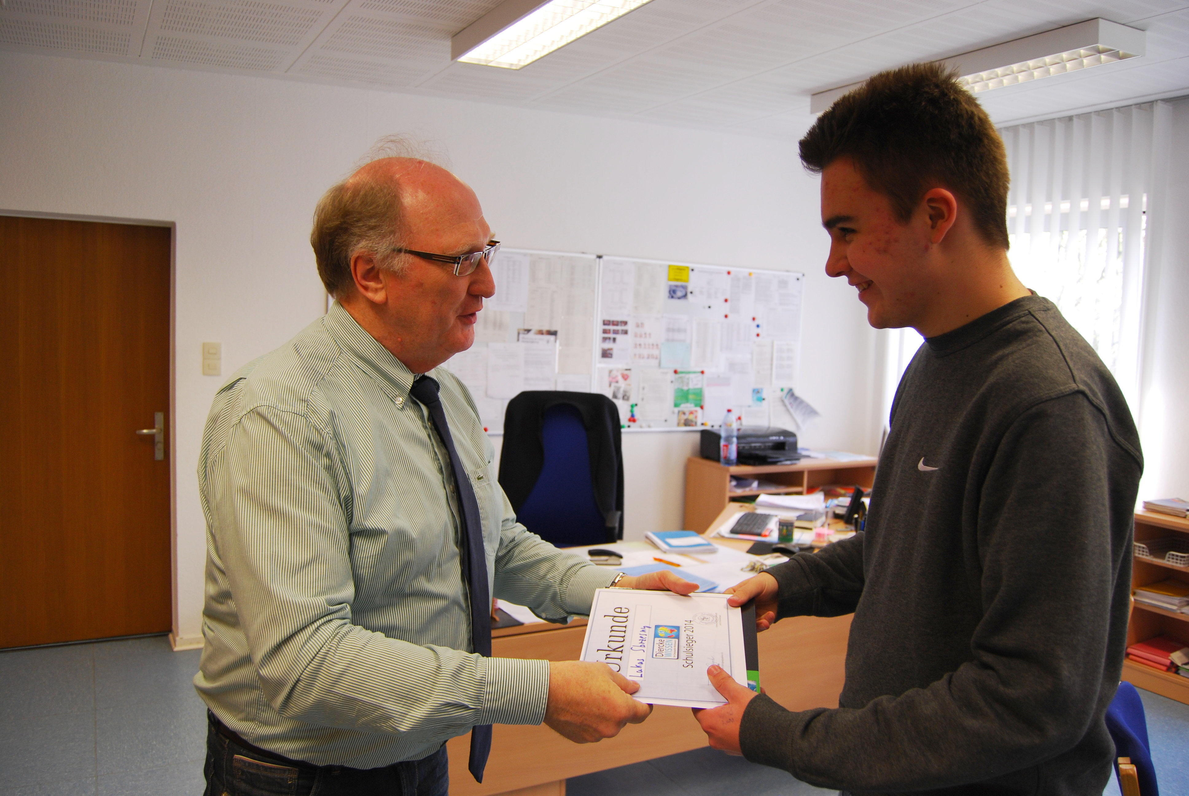 OHG-Schulleiter Egon Steinkamp überreicht Lukas Sbrzesny die Siegerurkunde. (Foto: Stenzel)