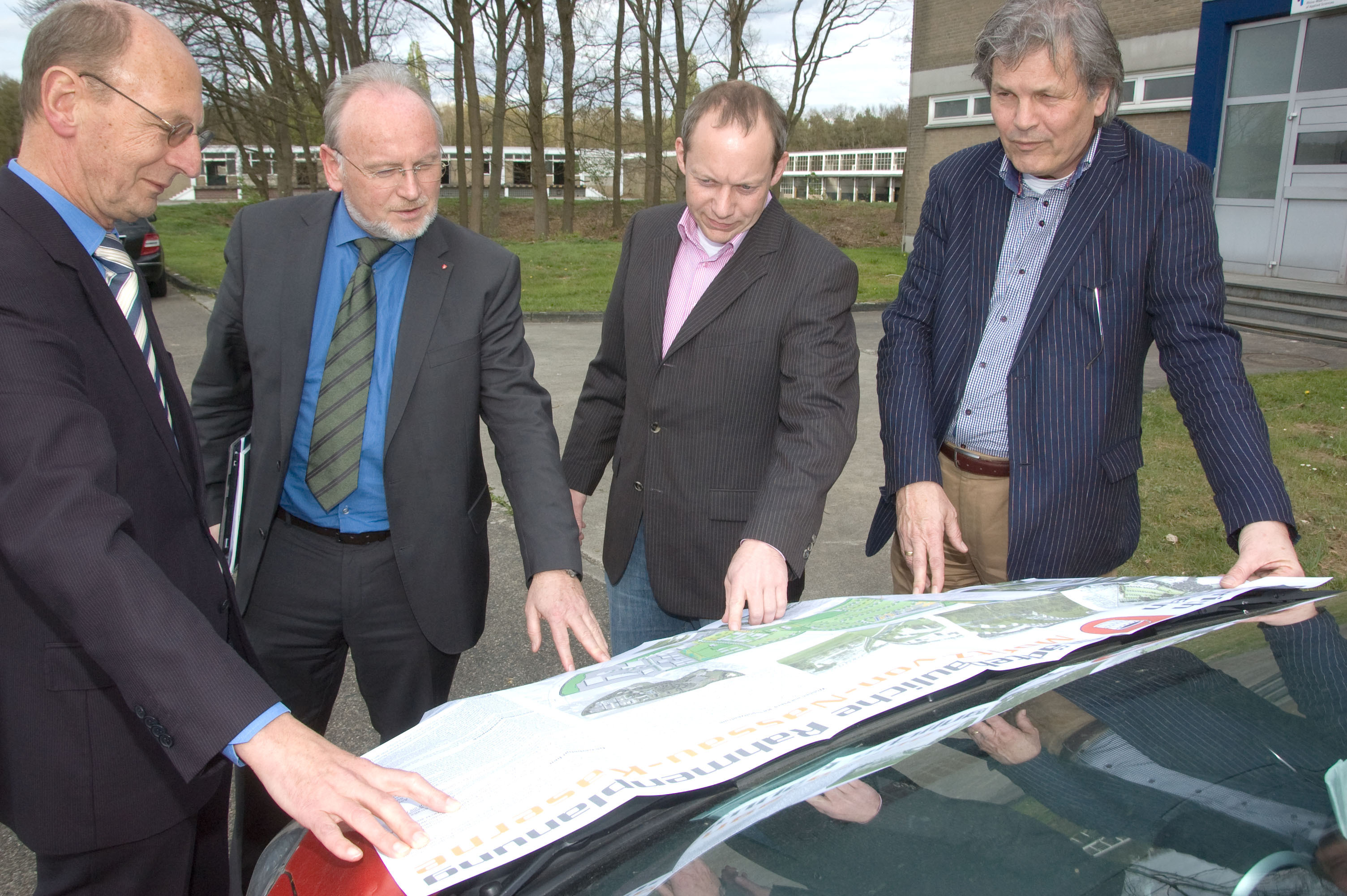 Engelbert Menne, Bürgermeister Johannes Diks, Architekt Olaf Schramme und Mona Geschäftsführer Hans Beekman (v.l.) beim Blick in die Pläne. Foto: Jörg Terbrüggen