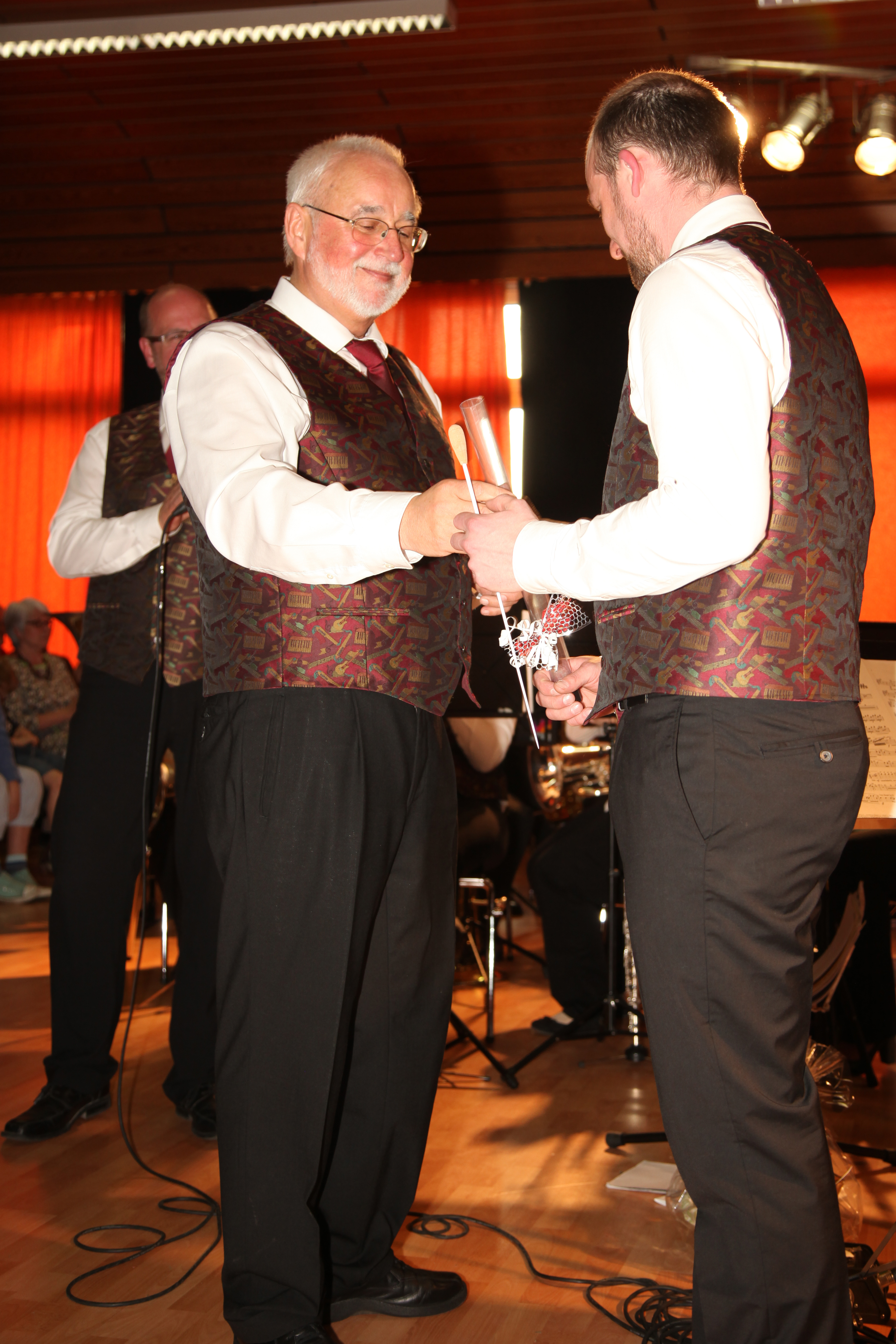 Auch symbolisch gab Martin Niedzwiecki (li.) den Taktstock des Orchestervereins an Felix Piltz weiter.