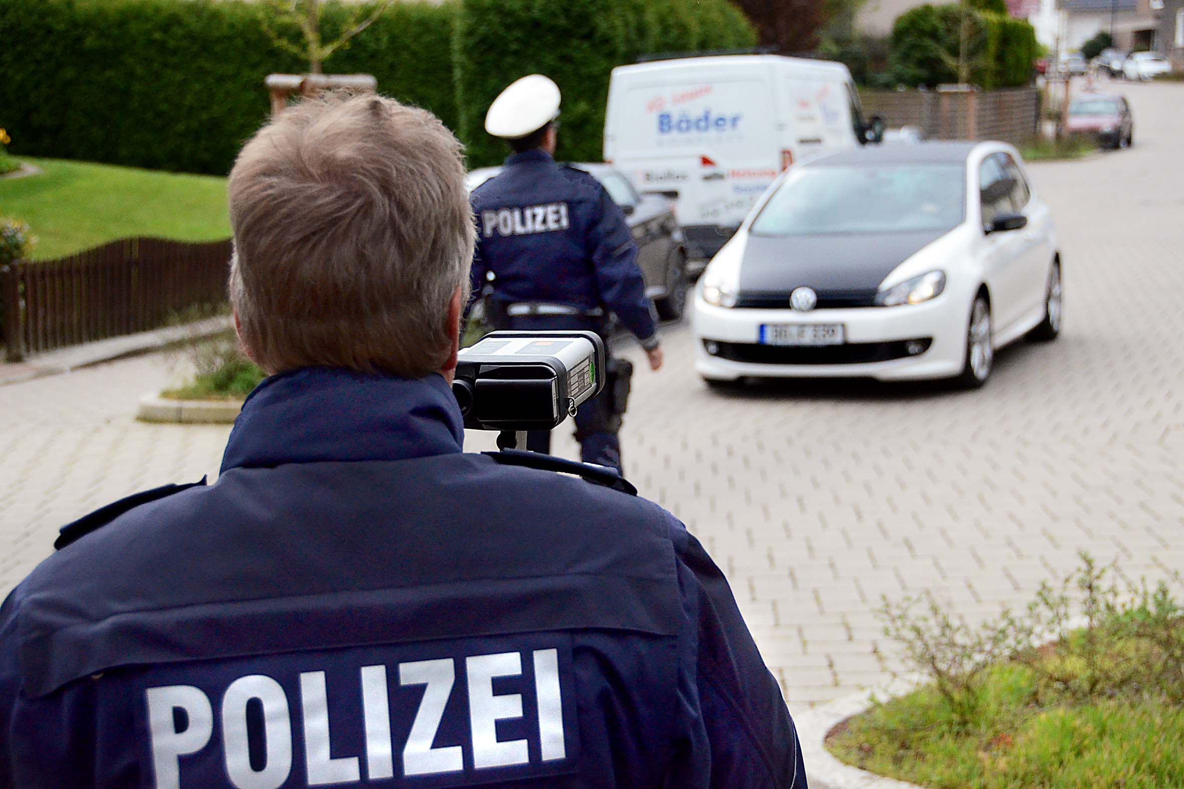 Im Dortmunder Osten hatte die Polizei heute Vormittag beim Blitzmarathon 6 unter anderem in der Hellingstraße in Brackel eine Messstelle aufgebaut. Diese Spielstraße – Schritttempo ist eigentlich Pflicht – wird vom Schleichverkehr gerne als kurze Verbindung zwischen Oester- und Flughafenstraße genutzt.