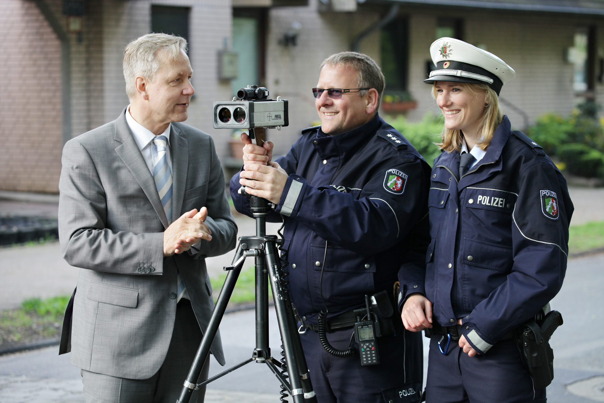 Polizeipäsident Gregor Lange im Gespräch mit den Polizisten Reinhard Walter und Nadine Kleihege am Messpunkt Heinrichstraße.