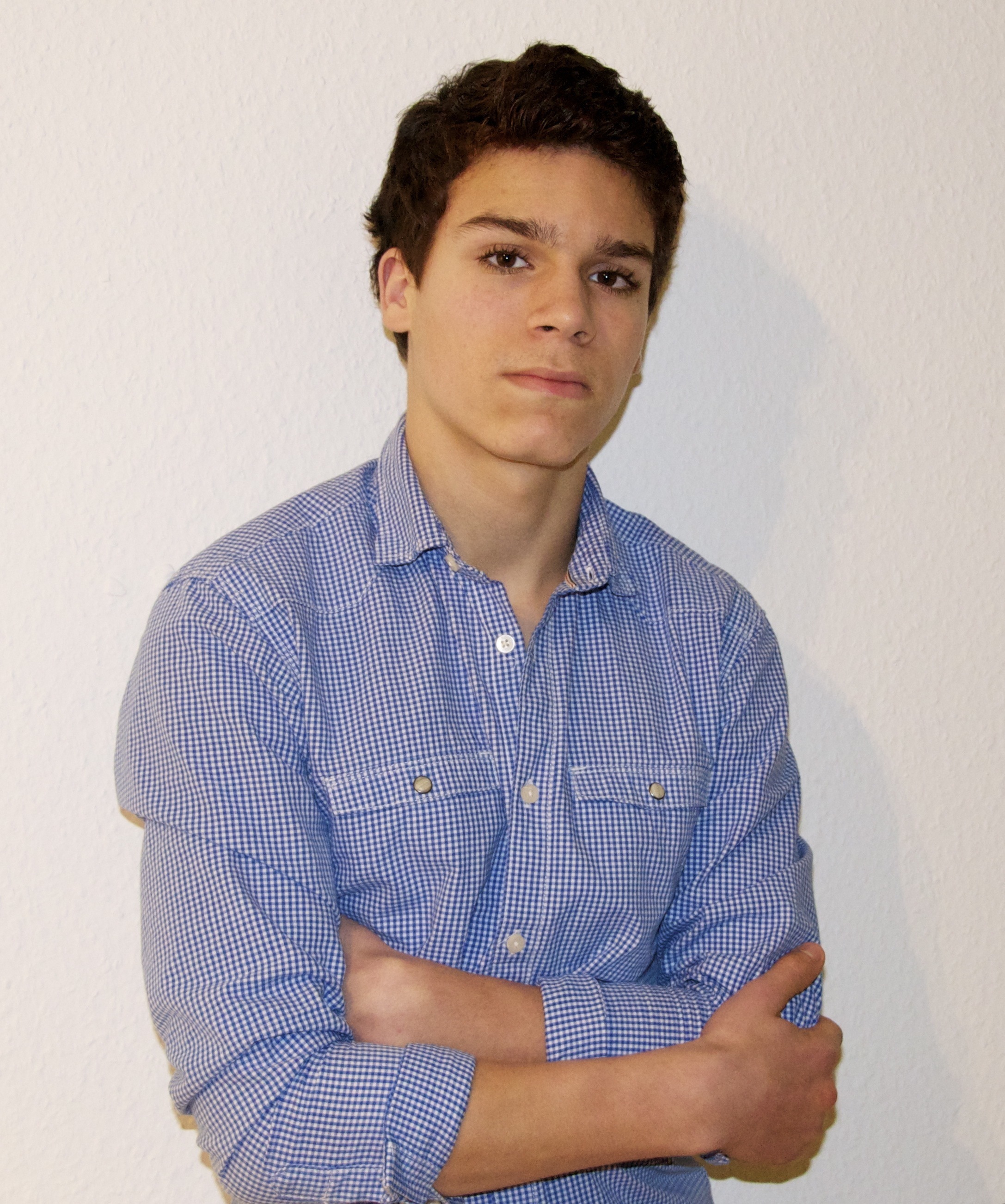 Der 14-Jährige Noah Reis Ramma spielt Klavier, Schalgzeug, Cajón und singt.