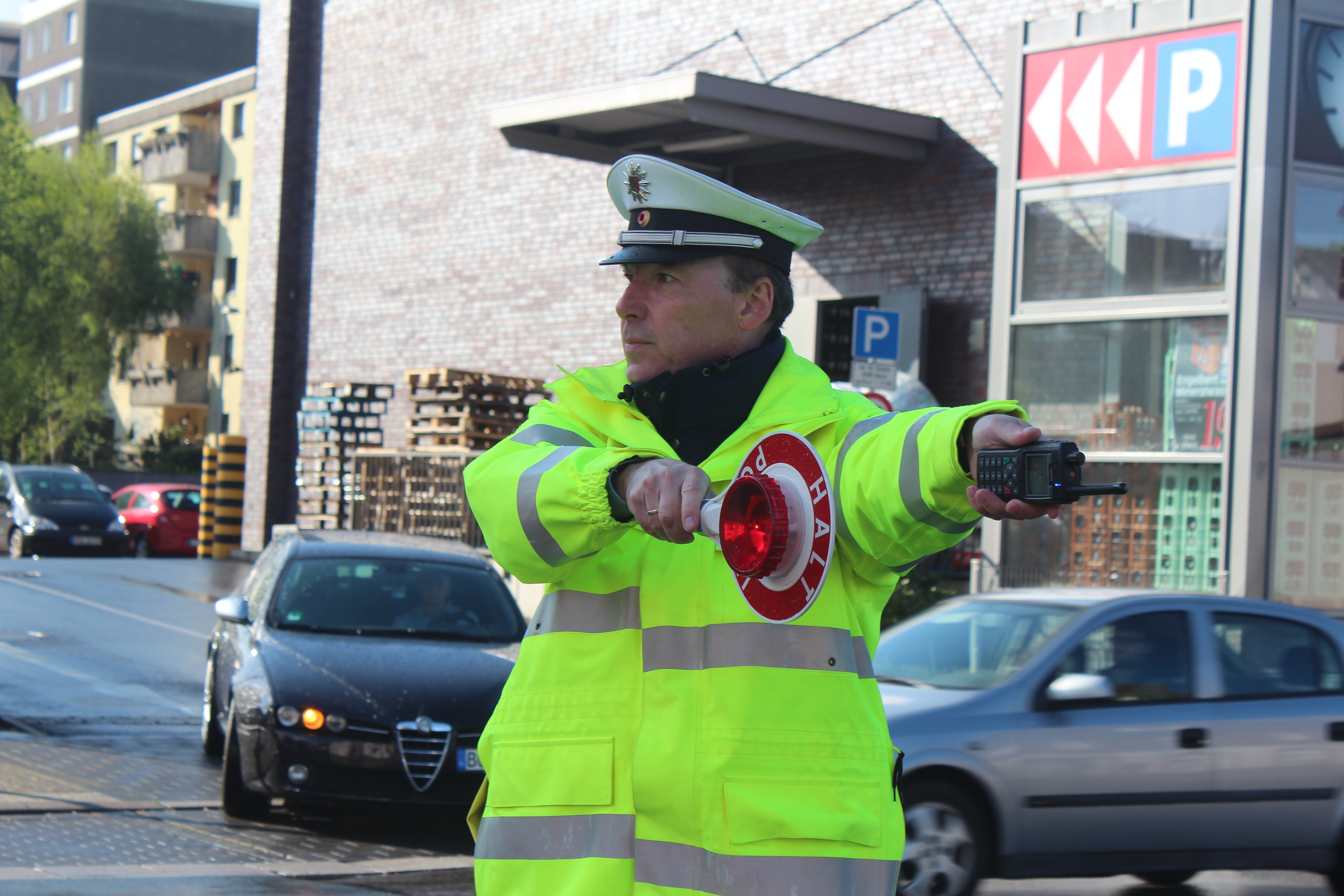 Polizeioberkommissar Ralf Stolte hielt beim Blitzmarathon Verkehrsteilnehmer an, die mit überhöhter Geschwindigkeit fuhren. Foto: Marjana Kriznik