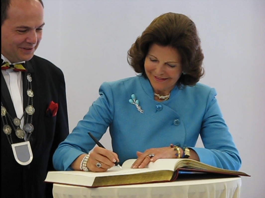 Königin Silvia trug sich in das Goldenen Buch der Stadt ein - anläßlich der Verleihung "Der Friedenstein 2014" an sie später im Thronsaal des "Schloss Friedenstein