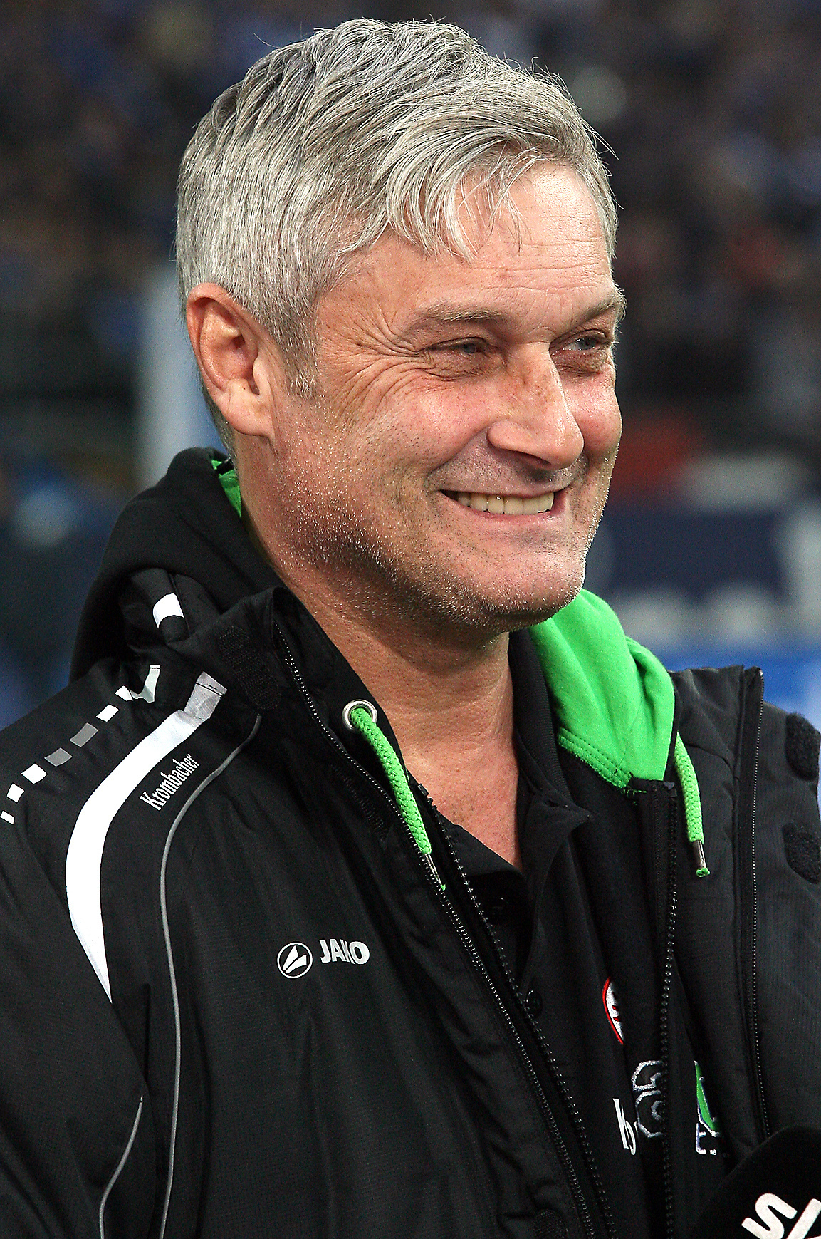 Armin Veh ist trotz des spannenden Abstiegskampfs die Ruhe selbst und entspannt. Foto: Gerd Kaemper