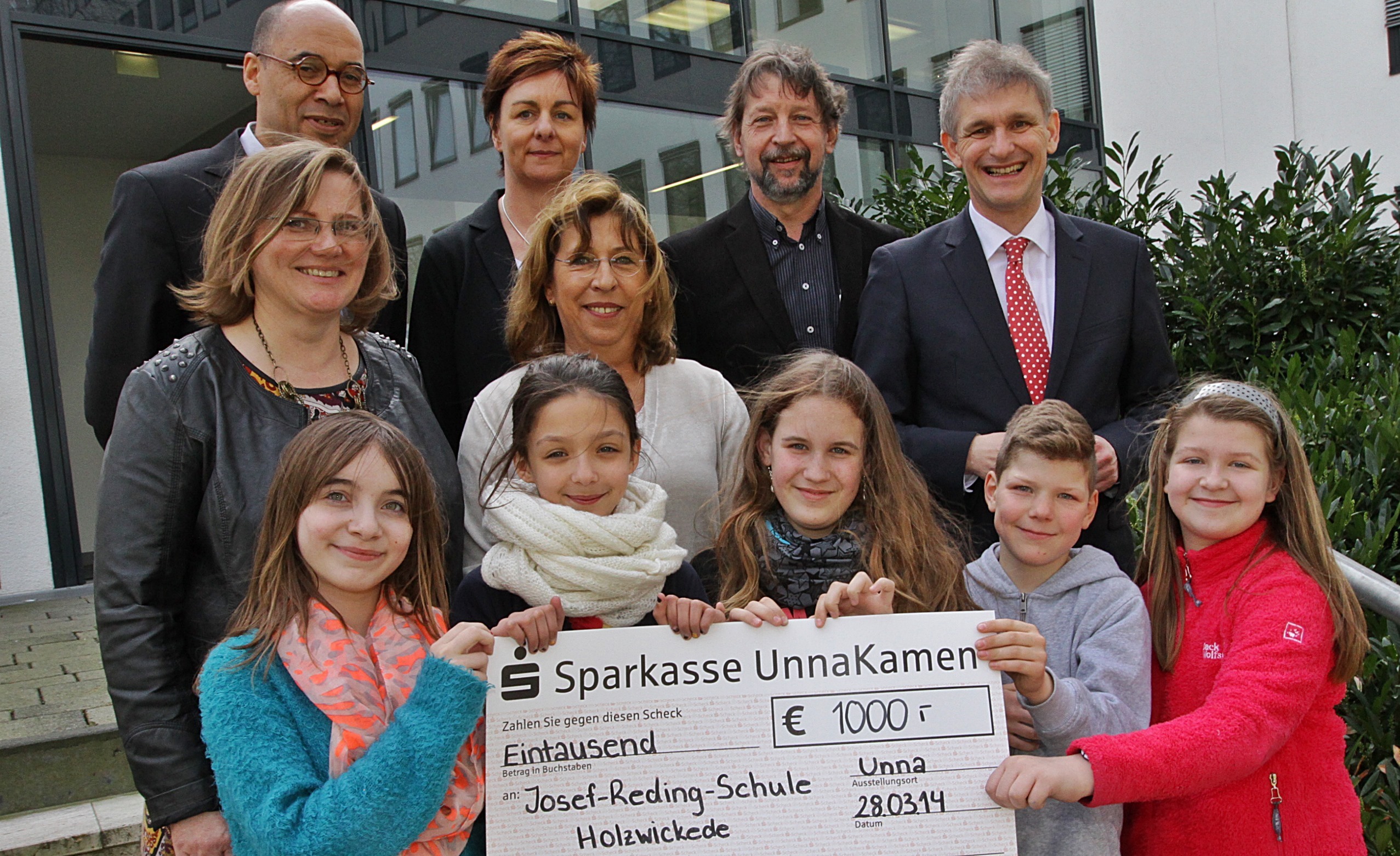 Einen der Förderpreise erhielt die Josef-Reding Hauptschule Holzwickede. v.l. hinten Leon Moka (Schulamt Unna/Dortmund), Silke Laux (Koordinatorin Inklusion, Kreis Unna), Klaus Helmig (Schulleiter Josef-Reding-Schule) , Landrat Michael Makiolla, mittlere Reihe: Christina Funke (Josef-Reding-Schule), Antje König-Krämer (Gemeinde Holzwickede) sowie die Schüler Michaela Dreiskämper, Aicha Kosche-Castillo, Maleen Schumann, Lucas Schöbel und Sarah Franz.