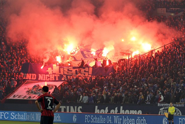 Am 24. November 2012 trat die Frankfurter Eintracht zuletzt in der VELTINS-Arena an und wurde somit auch Zeuge von unzufriedenen Schalker Anhängern, die Pyrotechnik zündeten und Banner abfackelten. Foto: Gerd Kaemper