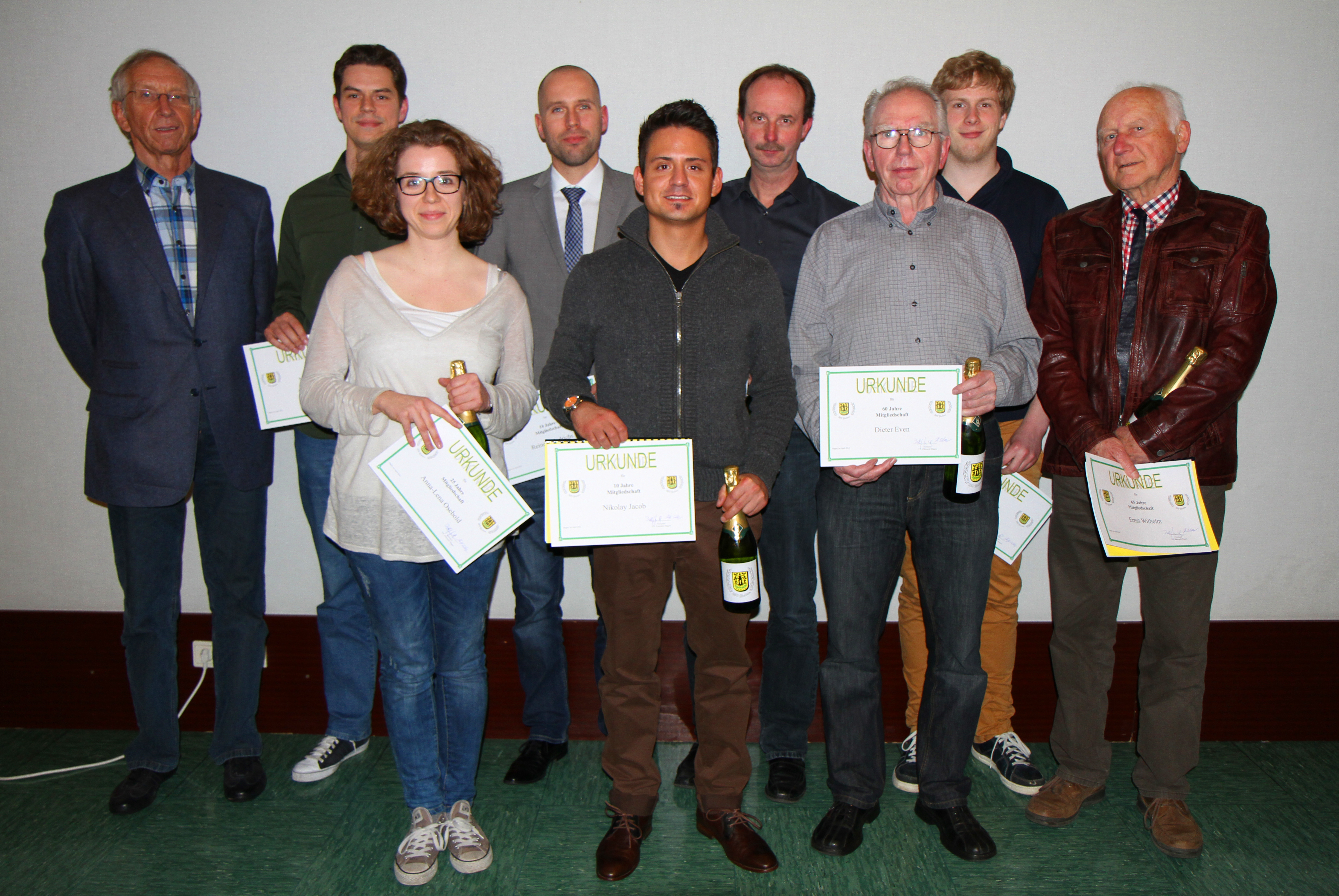 Der VfL Eintracht Vorsitzende Detlef Spruth zeichnete die Mitglieder Daniel Elsner, Anna-Lena Osebold, Reiner Friedrichs, Nikolay Jacob, Christian Meckert, Dieter Even, Marvin Rhode und Ernst Wilhelm aus. (Foto: Karsten-Thilo Raab)