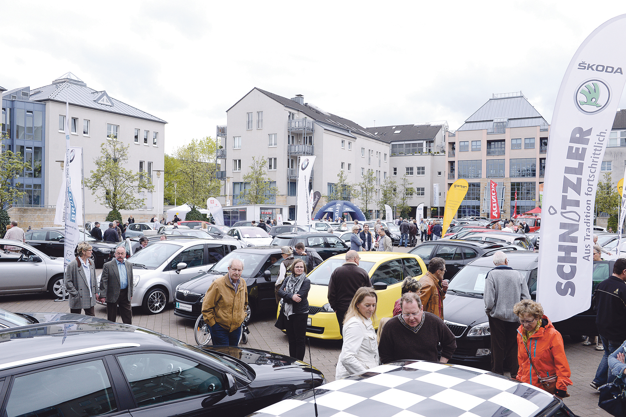 Viel Auswahl gab es am Sonntag auf der Gebrauchtwagenbörse in Hilden. Kunden und Händler schätzen bei dieser Veranstaltung das persönliche Gespräch. Manchmal waren die Fach- und Verkaufsgespräche direkt fruchtbar und ein Wagen wechselte noch vor Ort den Besitzer. Fotos: Michael de Clerque