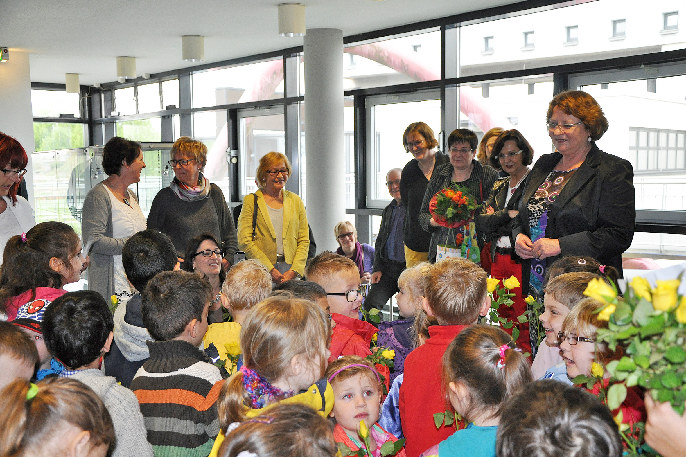 Einige Kinder des Familienzentrums Mikado sangen zum Abschied der Ersten Beigeordneten Petra Glöß (r.) das Steiger-Lied. Foto: Vera Demuth