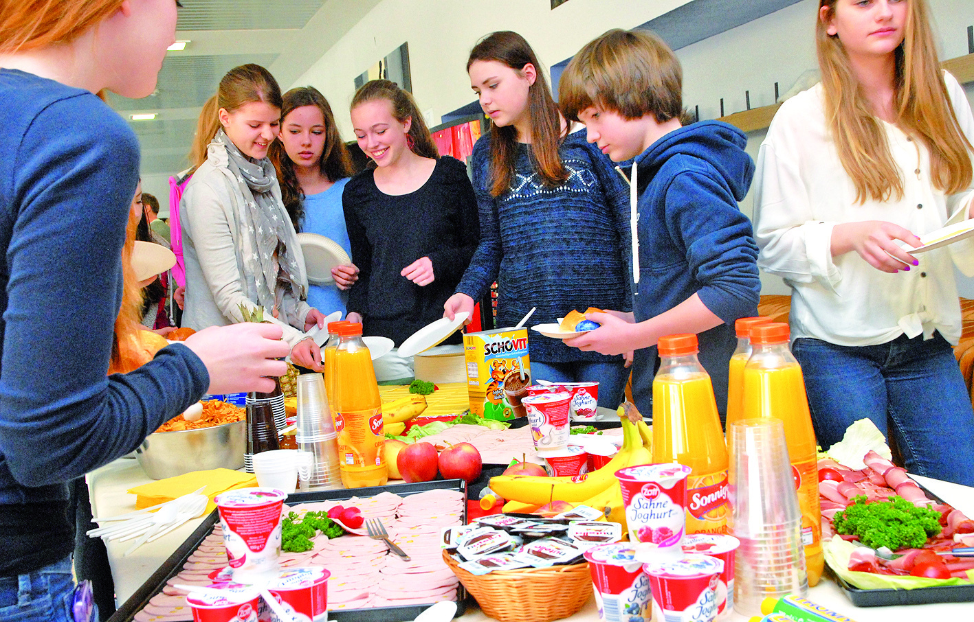 Volles Haus in der Aula des Theodor-Heuss-Gymnasiums. Zusammen mit den Austauschschülern und -lehrern aus Italien, Frankreich, Griechenland und Estland genossen die Schüler das Kettwig das gemeinsame Frühstück.