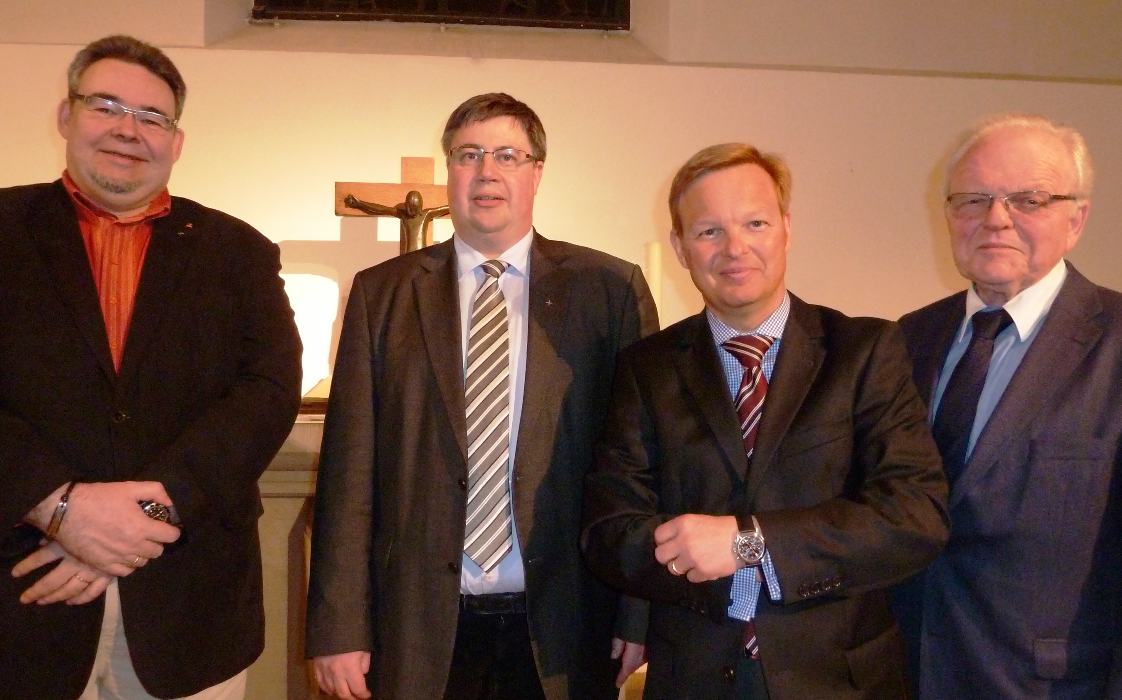 Das Bild zeigt v.l.: Eckehard Boss (Vorsitzender der Evangelischen Arbeitnehmer Bewegung),
Gastreferent Stadtdechant Dr. Jürgen Cleve,
Ratsherr Dirk Kalweit (EAK-Vorsitzender)
und Rechtsanwalt Sigurd Wagner (EAK-Essen)
beim diesjährigen Theologischen-Passions- und Fastengespräches in der Marktkirche.