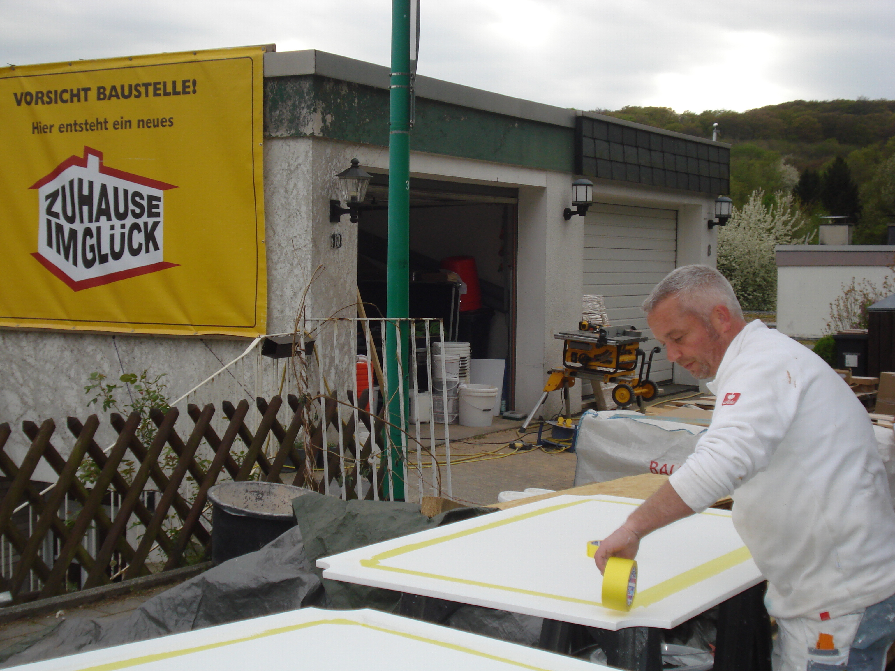 Das Handwerksteam von Zuhause im Glück legt letzte Hand an. Schon morgen ist der große Tag des Einzugs.
