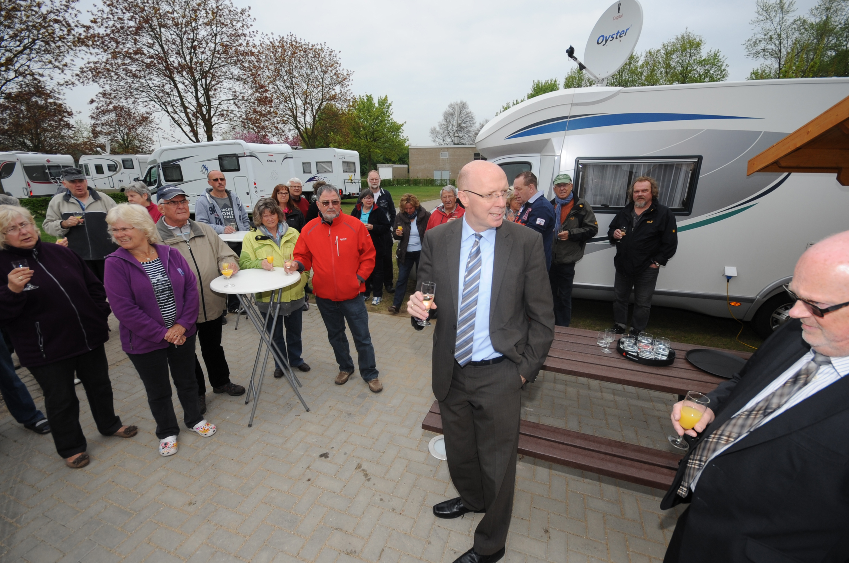 Mit einem Gläschen Sekt stieß Bürgermeister Christoph Gerwers auf die Erweiterung des Wohnmobilstellplatzes an.