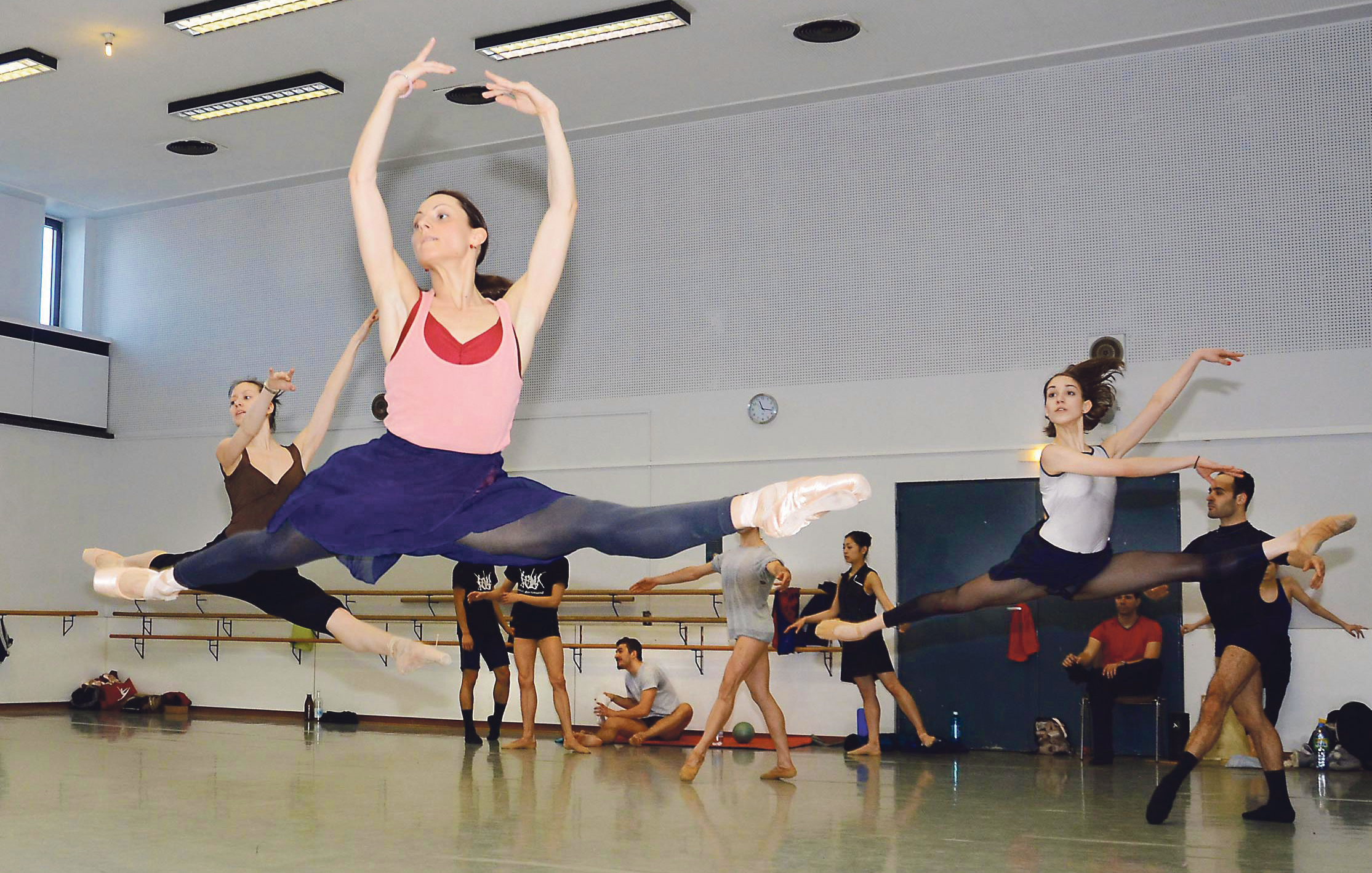 Felerleicht aussehende Sprünge erfordern von Balletttänzern knallhartes langes Training.