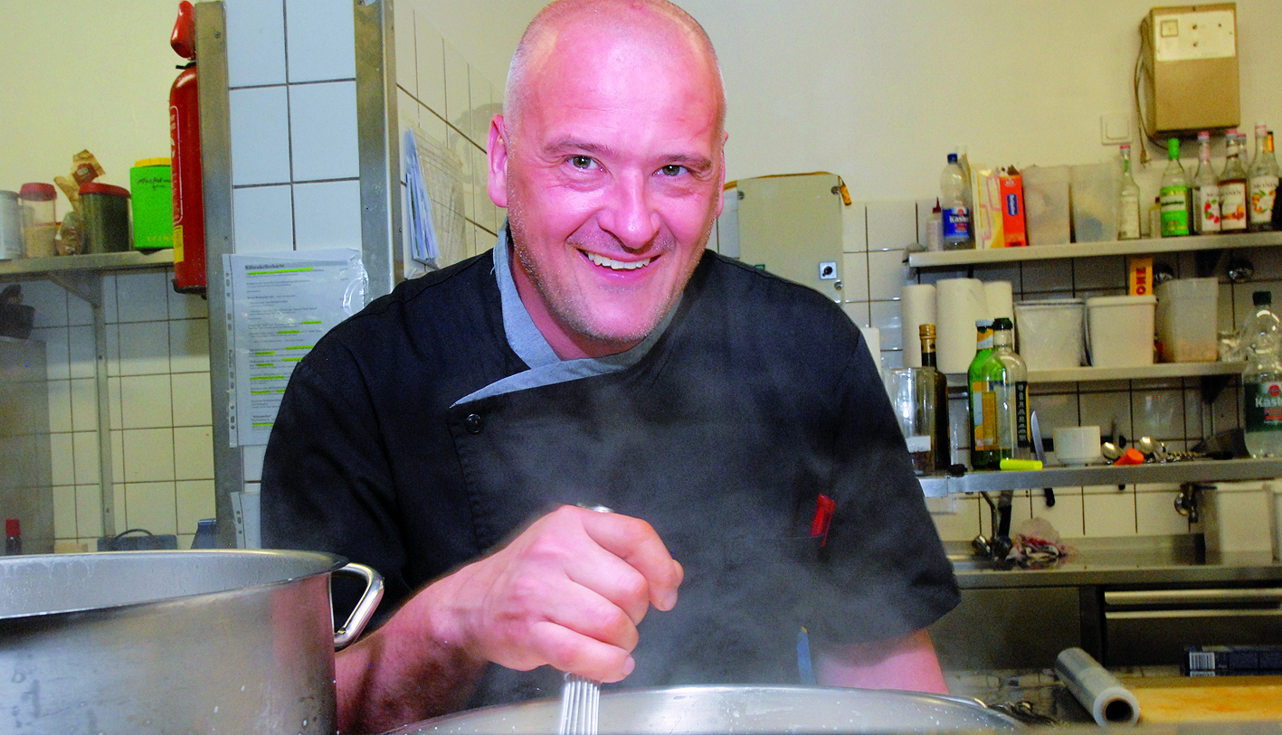 Holger Skrzipale, stellvertretender Küchenchef des Sengelmannshof, bereitet die Spargelsuppe zu.