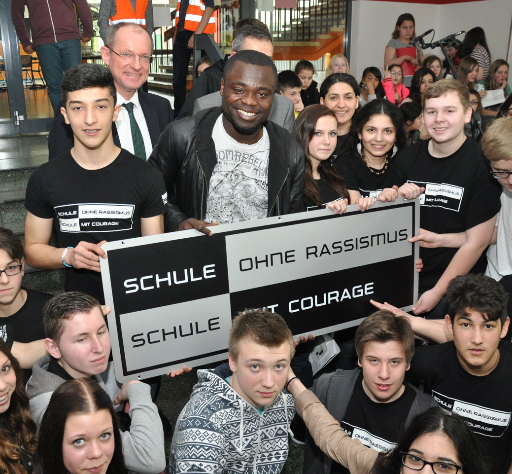 Gerald Asamoah im Kreise der Schüler. Der Ex-Schalker wurde gefeiert, wie einst beim Einlauf ins Stadion.