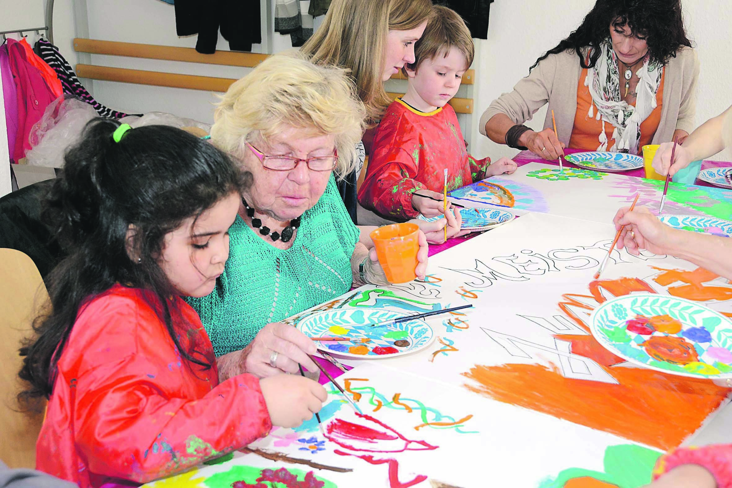 Entspanntes und doch konzentriertes Arbeiten beim Malen und Gestalten - In der Kita an der Josephstraße malen Kinder und Senioren gemeinsammit viel Spaß an der Sache.