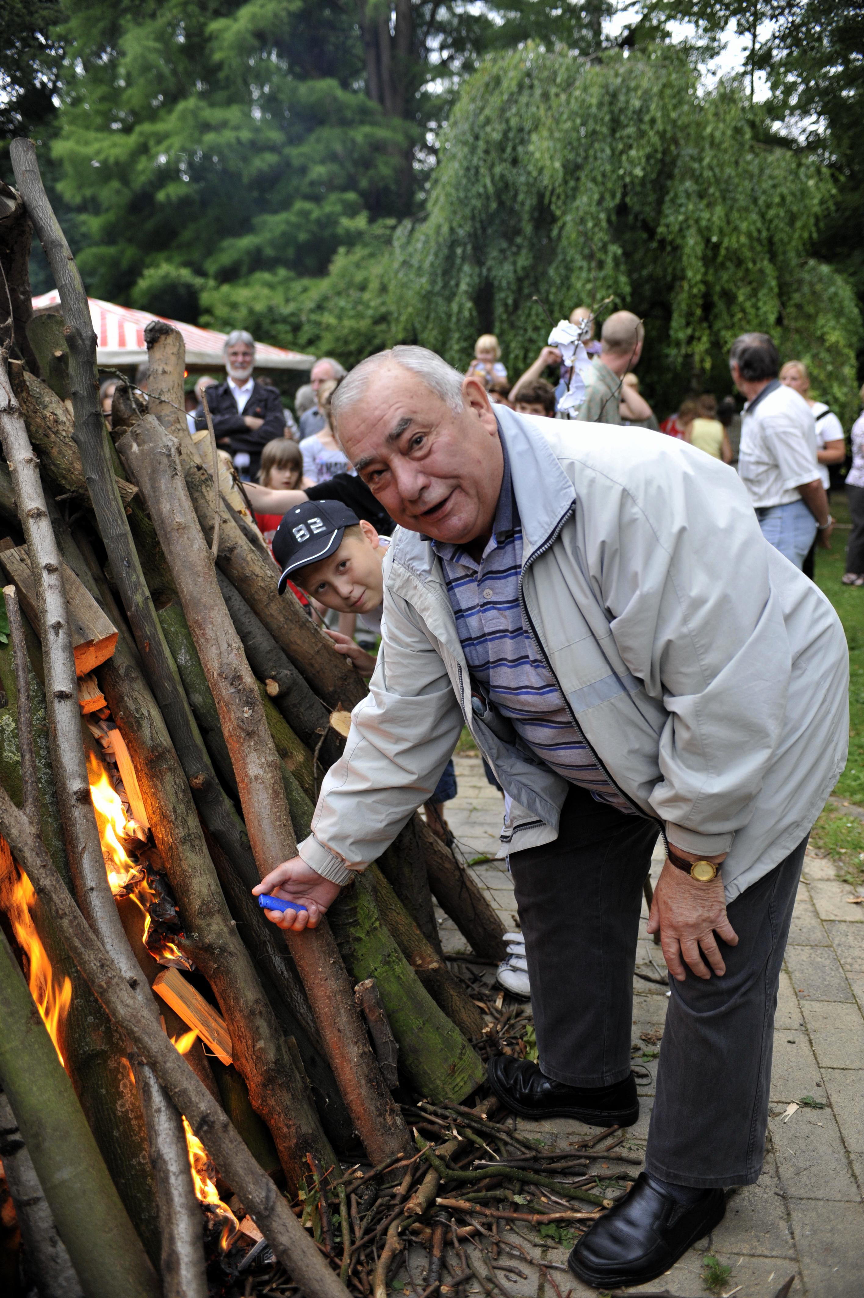 Nino Matich bei eindr seiner liebsten Beschäftigungen: Die Entzündung des Feuers beim Mittsommernachtsfest im Kurpark. Dem Ortsteil bleibt er als Ortsvorsteher erhalten.