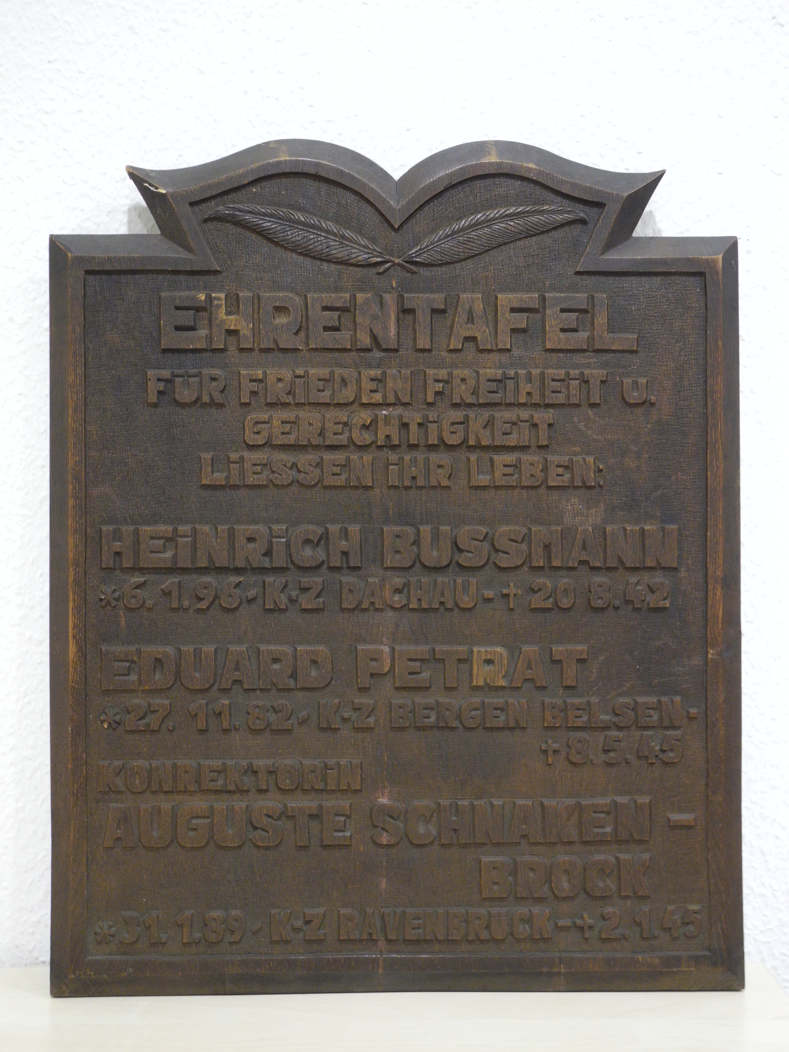 Die über 50 Jahre alte SPD-Ehrentafel erinnert an Auguste Schnakenbrock, Heinrich Bussmann und Eduard Petrat.