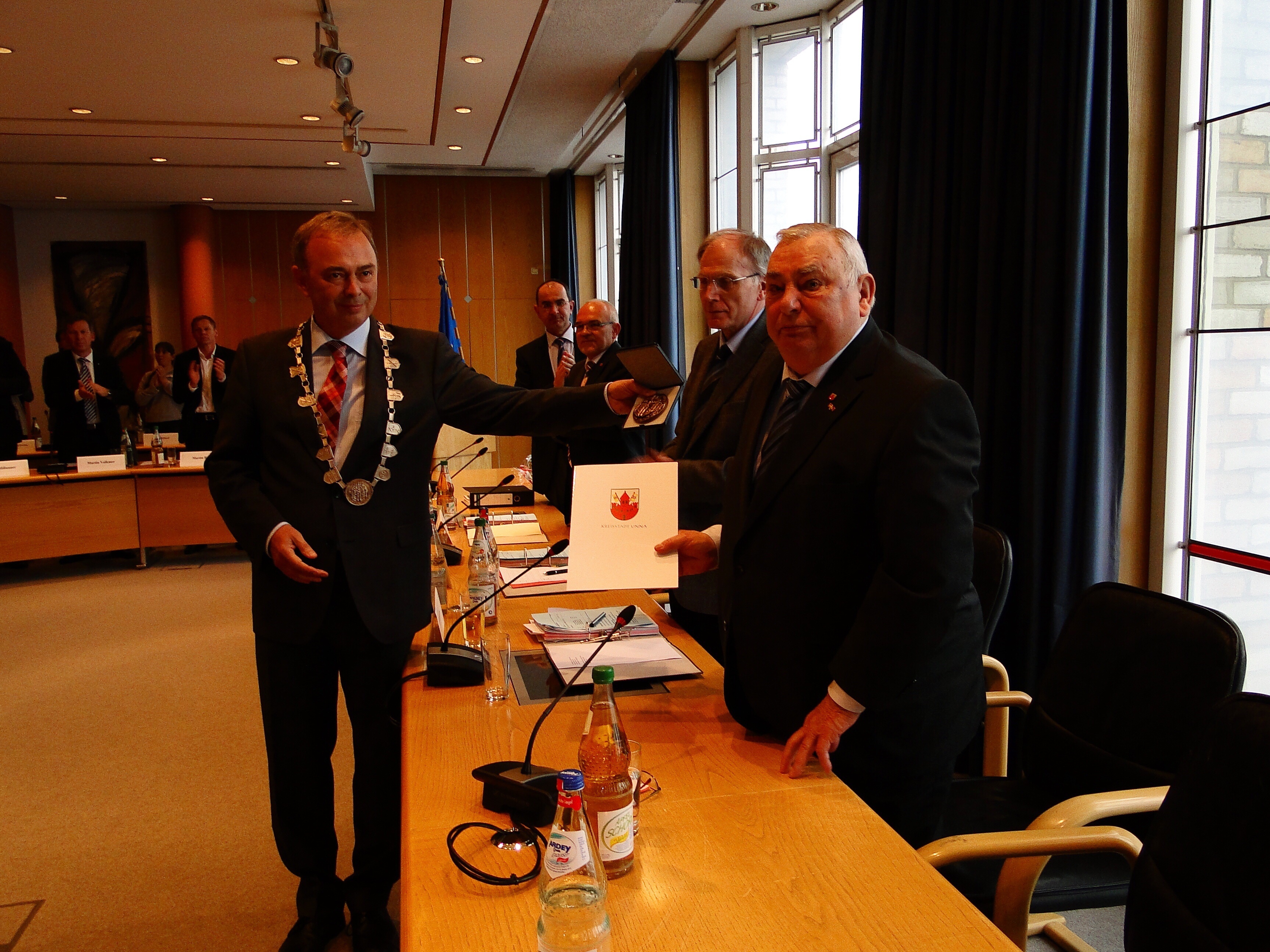 Bürgermeister Kolter überreicht das Stadtsiegel an Matich - der Rat applaudiert.
